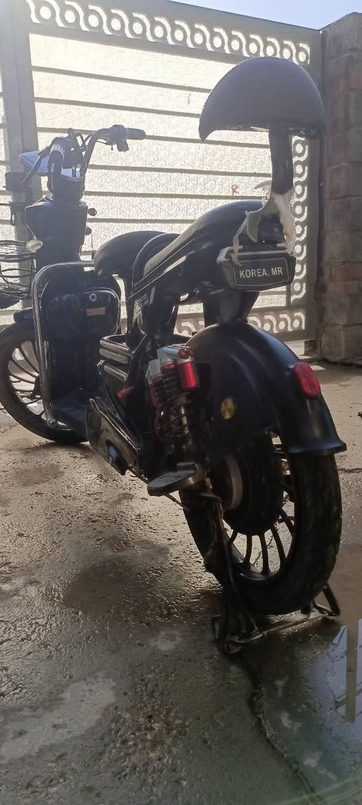 للبيع دراجة شحن مستر كورية حجم 20 🛵⚡
السلام عليكم 
دراجة مستر كورية أصلية 2025 للبيع الدراجة وكل الكهربائيات شغالة بيها 100%

المواصفات:

شركة مستر كورية أصلية حجم 20 (هيكل قوي وثقيل يتحمل)

تايرات دبل عريضة ومتينة ثابتة بالشارع

شاشة إلكترونية ذكية تقرأ السرعة وتكشف الأعطال (سرعتها بالعداد 99)

البطاريات شغالة وكلشي مابيهن ماشيات تمام بس كشرهن الخارجي تعبان

دبلات قويه 

كل الكهربائيات شغالة تمام إضاءة وإشارات

النواقص:

الكشر بيه شخطات وشوية تعبان

الشاشة مخلوعة من مكانها تحتاج بس تثبيت وترتيب

بوري الكشن المجلب بالشاصي طاق يحتاج تلحيم بسيط عند حداد

الدراجة متانة وقوة وتخدمك ومشيها ممتاز وتصليح نواقصها جداً بسيط وما يكلف

الرقم للتواصل(***********)

السعر 175 وبيها مجال
