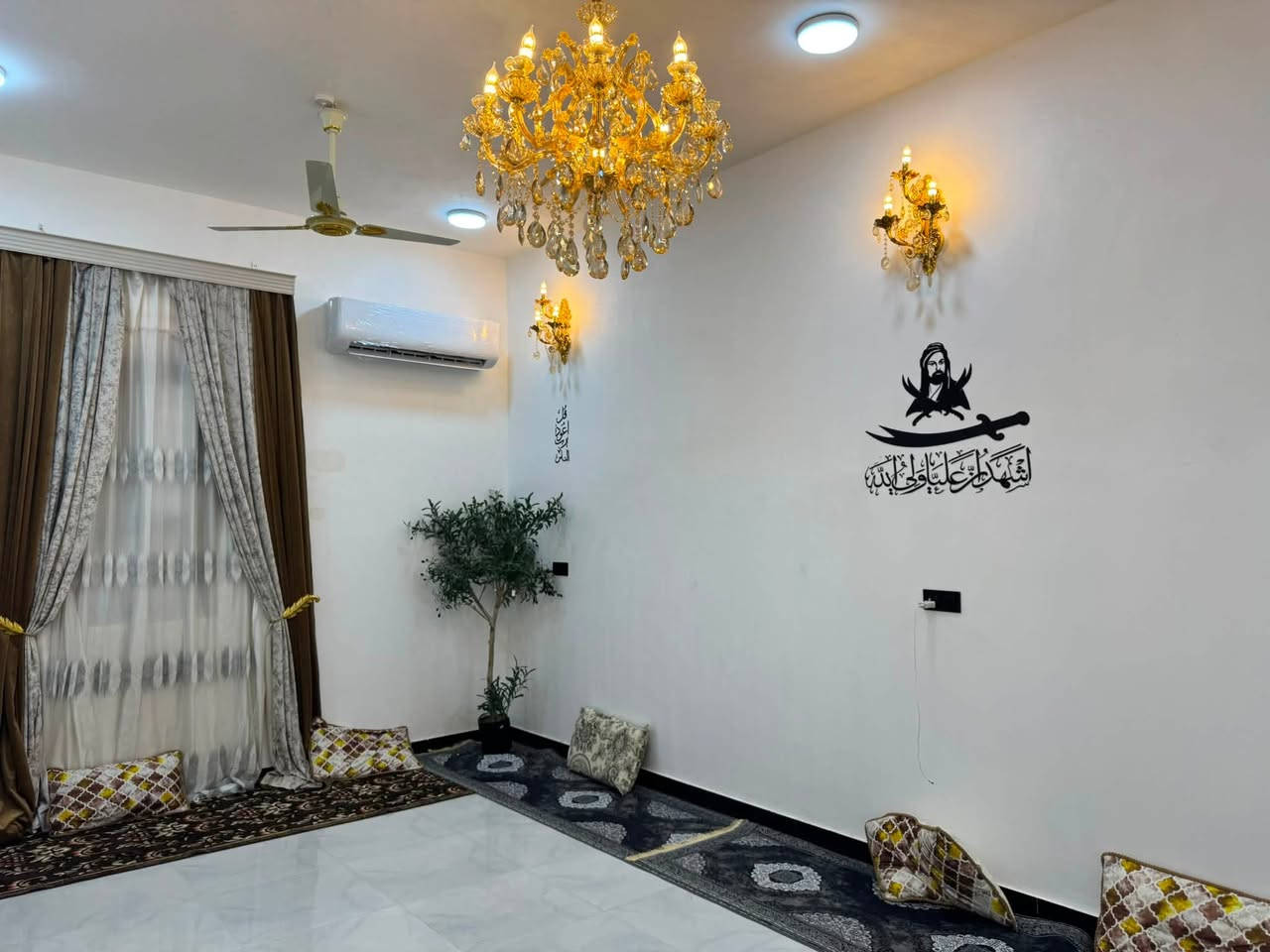 السلام عليكم بيت للبيع مساحه 200 بل موحيه بناء حديث كونكريت غرفتين وصاله واستقبال ومطبخ حار او بارد وصحيات داخل اوخارج مطلوب اسكان 60 للستفسار ***********
