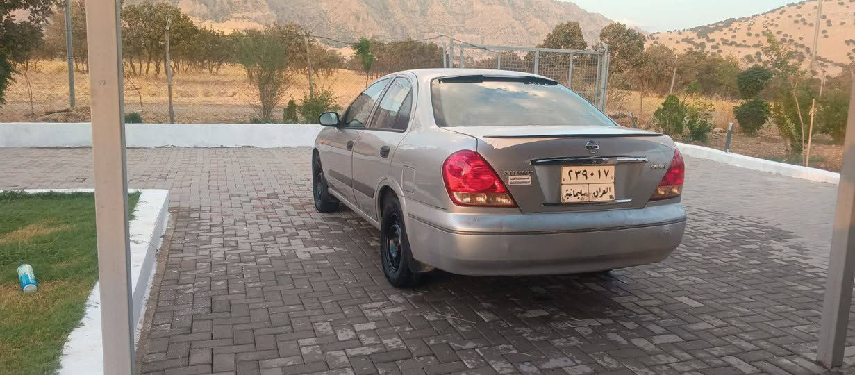 نیسان سەنی 2008 یابانی 
ژینگەی دراوە سەنەوی تەواو بووە
٣ پارچەی پێشی بۆیاغە 
کەمێک ناوی گرتووە 
گێڕو مەکینەو تەبرید بەشەرت 
تەحویل و غرامەو بڕاوەی بەشەرت
سعری قوفڵی 62 گەڵایە بێ معامەلە
گێڕ ئۆتۆماتیک ... مەکینە سپی 
ناو زەرد .. جام عادی 
تایەیی تازە 
*********** لە پیرەمەگرونم دخان, السليمانية
