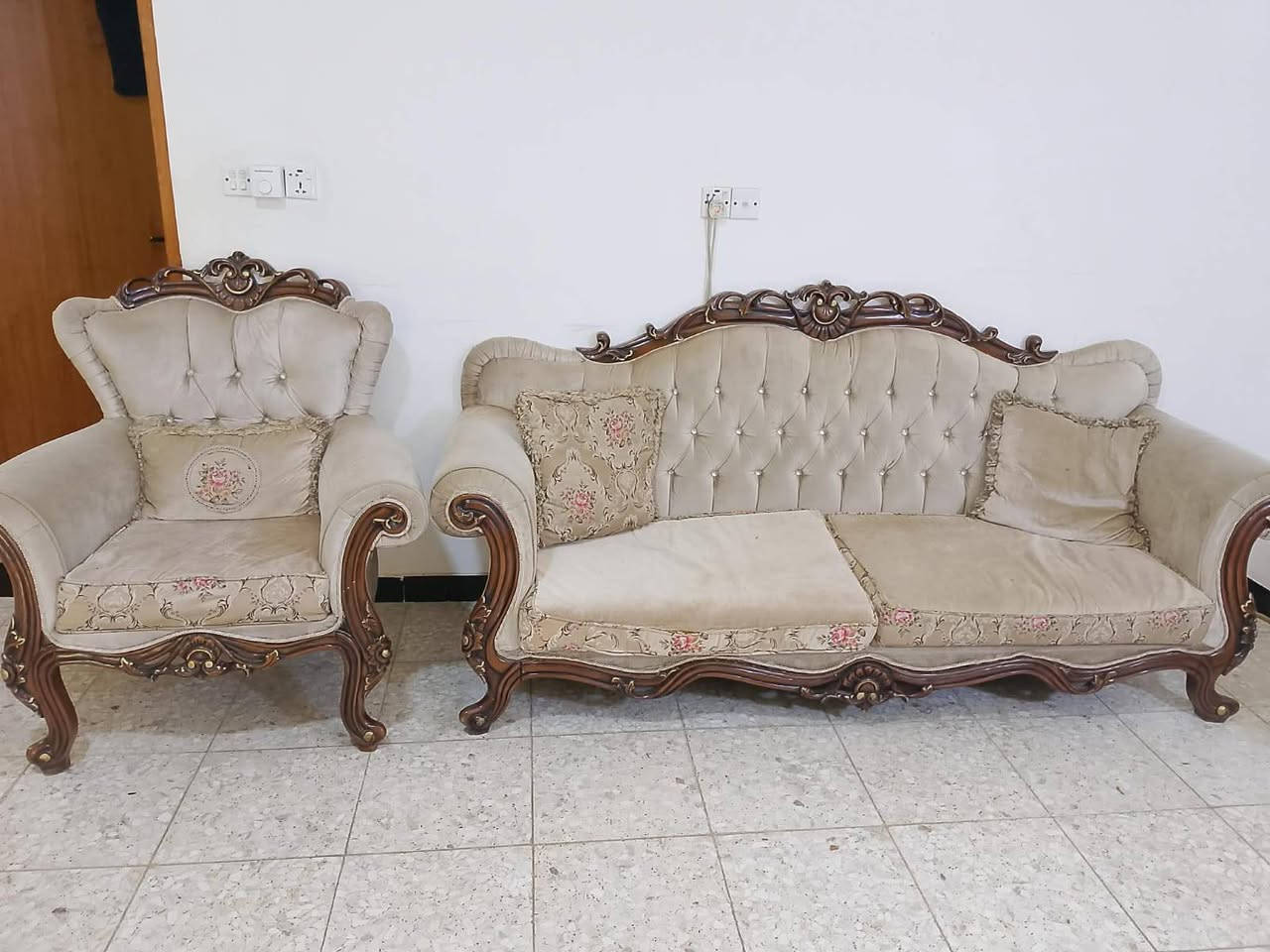 سلام عليكم بيع تخم تركي 10مقاعد سعر 500وبي مجال ملاحظه تخم نضيف يحتاج فقط غسل مكان بغداد جسر ديالى رقم(***********)
