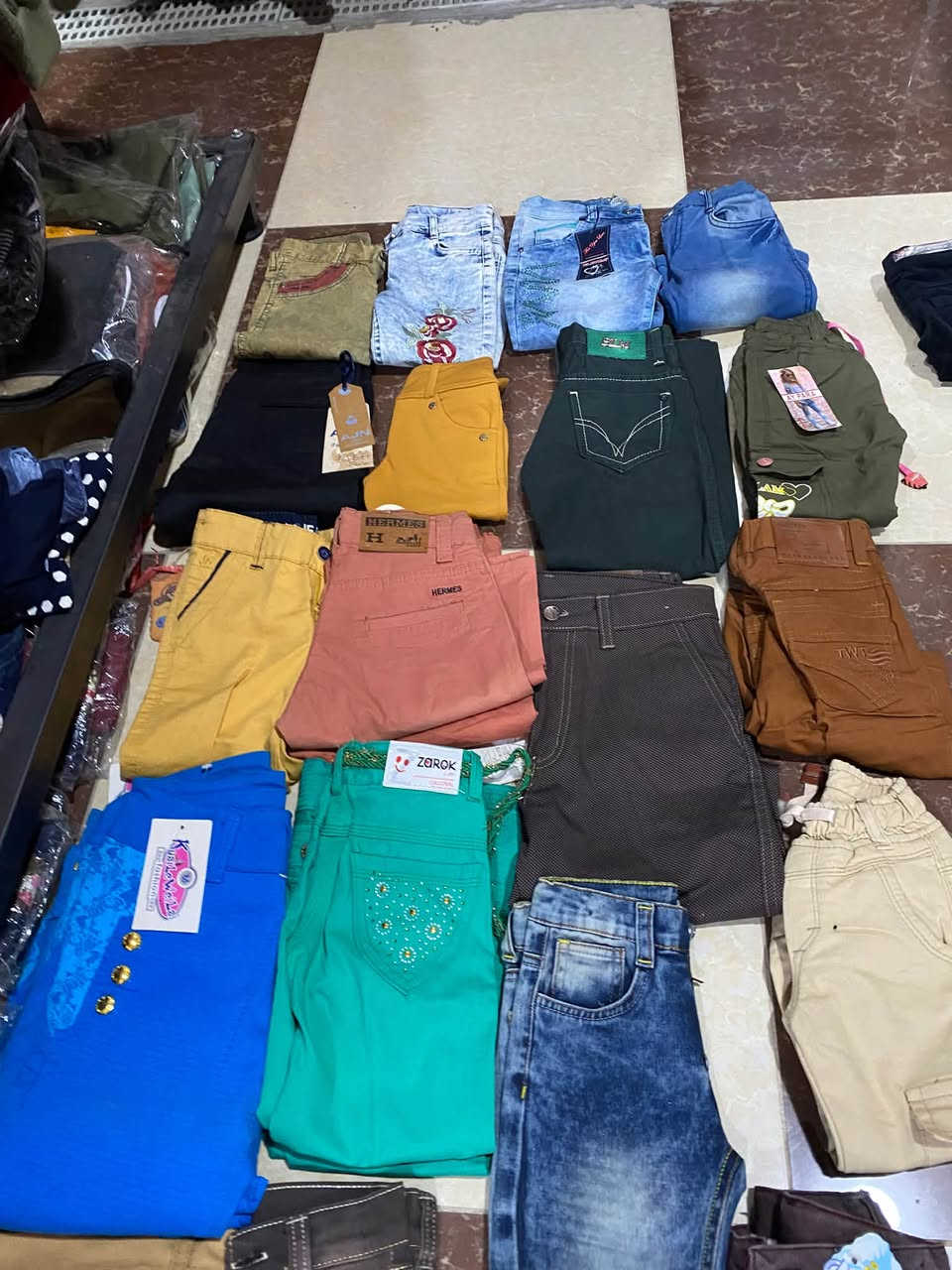 تصفيه مجمع بناطير اطفال بناتي ولادي عدد 150 قطعه صناعه تركيه قماش درجه أولى من عمر سنه إلى 10 سنوات سعر خاص رقم الهاتف *********** مكان كركوك متوفر توصيل جميع محافظات
