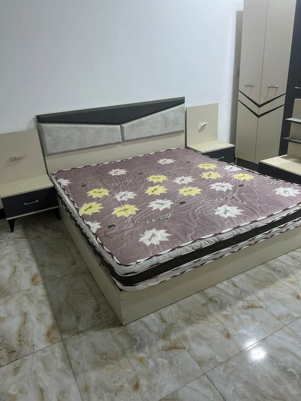 السلام عليكم غرفه خمس قطع استخدام شي قليل لون مميز اللاتواصل ***********واتساب 
ملاضحه اشعندك اشتري
