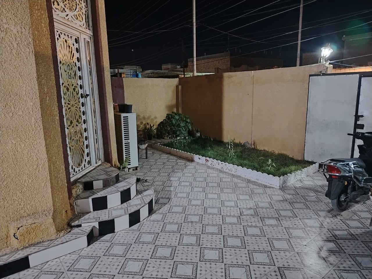 بيت للبيع طابقين المساحه 250متر الهلايجية  رميثه قرب المعهد التقني الجديد
برانية وصالة ومطبخ وغرفتين فوك وغرفتين جوه وطارمه وصحيات داخليه وخارجيه لمزيد من التفاصيل الاتصال
على الرقم ***********
