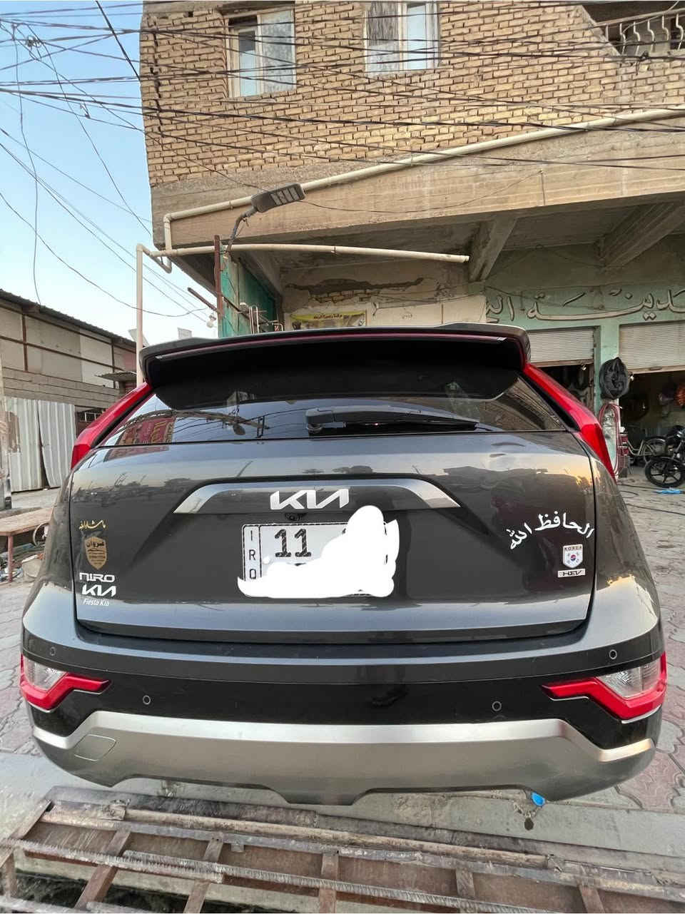 السلام عليكم 
للبيع كيه نيرو 2023
السياره فول مواصفات اعلى شي بالنيرو 
السياره حادثها بنيد وجاملغ الي يم السايق معدل بارد والبنيد مبدل بلادي نفس اللون  الدواخل كلها سليمه ومكفوله من اي صبغ لو اي بارد  ايرباك راجع سستم 

مواصفاتها 
هايبرد وبانزين 
كشنات جلد 
كسنات لونين 
كشنات تدفئه وتبريد
كشنات رياضيه  
ستيرن تدفئه 
شاشه كبيره متصله 
انظمه قياده 
السياره بصمه اكيد وبيها تشغيل عن بعد 
ارضيه جلد 
شفتات ستيرن
صندوق كهرباء
السياره هاشباك فول الفول 
تبريد ثلاجه
قطعتين تبريد 
تخم تايرات 
فتحت سقف 
قياده ذاتيه 
وضعيات خزن 
حساسات 360 
رقم بغداد باسمي 
لد زنون 
اشاير بالمري 
مري قلابه 
ترحيب بالمري 
اربعه سلندر 
شحن لاسلكي 
مثبت سرعه
السياره ماشيه 79كيلو متر 
 

وبعد بيها هواي مواصفات  والسياره كلش حلوه احلى من الصور
السعر 155ورقه وبيها مجال حك الجيه 
مكاني ديالى بعقوبه 
للتواصل ***********
