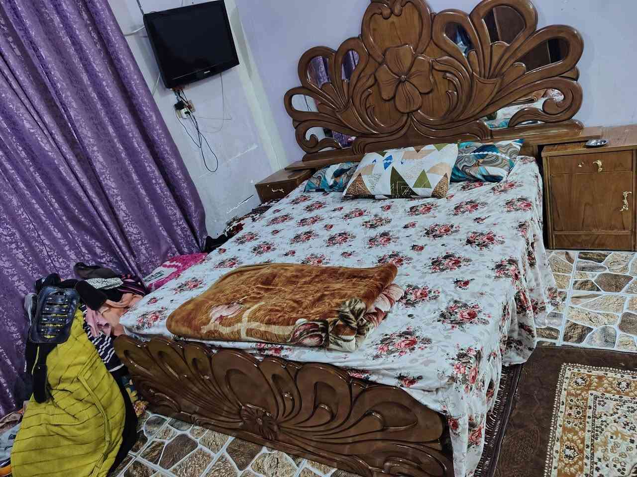 غرفة اخشاب للبيع خمس ابواب 
السعر 750 للتواصل الاتصال على الرقم 
***********
