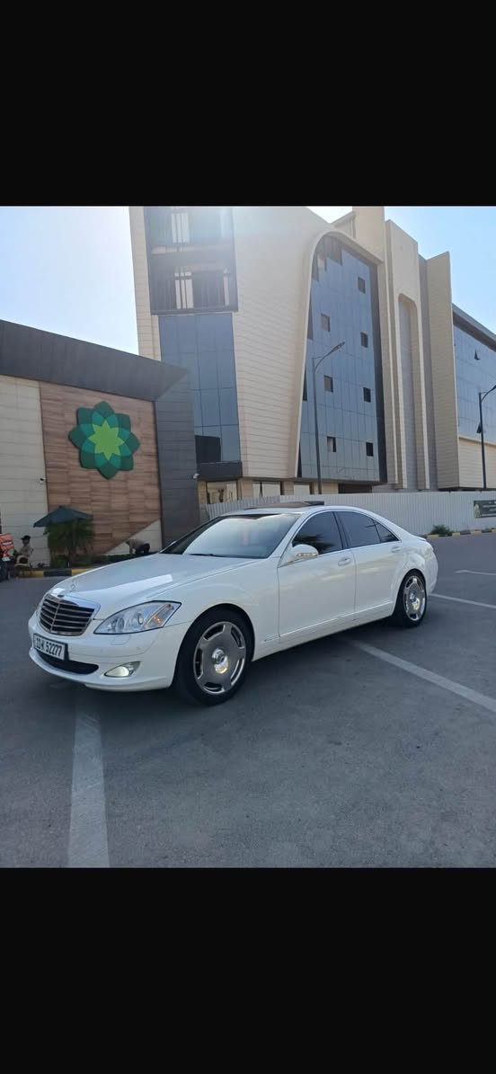 سلام عليكم
مرسيدس s350      
2006 بلاد ما محدث 
سياره كامله مكمله كل نقص مابيهة 
بأسمي تحويل ثاني يوم تستلم سنويه 
فول مواصفات 
بوب شفط اربعتهن 
جنطه شفط 
برده خلفيه 
عليهة ويل مايباخ وتخم تاير كونتنكتر رن فلات صارن ب16 ورقه 
واكو بعد مواضفات هواي جنايه المرسيدس يعرفون
ترايك من زاخو للفاو
السياره مصروف عليهة وكلش حلوه ونضيفه 
بيهة رقم مميز كلش حلو 
السياره بيهة قطعتين رش فقط اثر شخوط وبيهة شبر بارد بهلال الجاملغ 
ممشى السياره 205 الف 

السعر 178 وبيهة مجال 
***********
وسيم الجبوري
