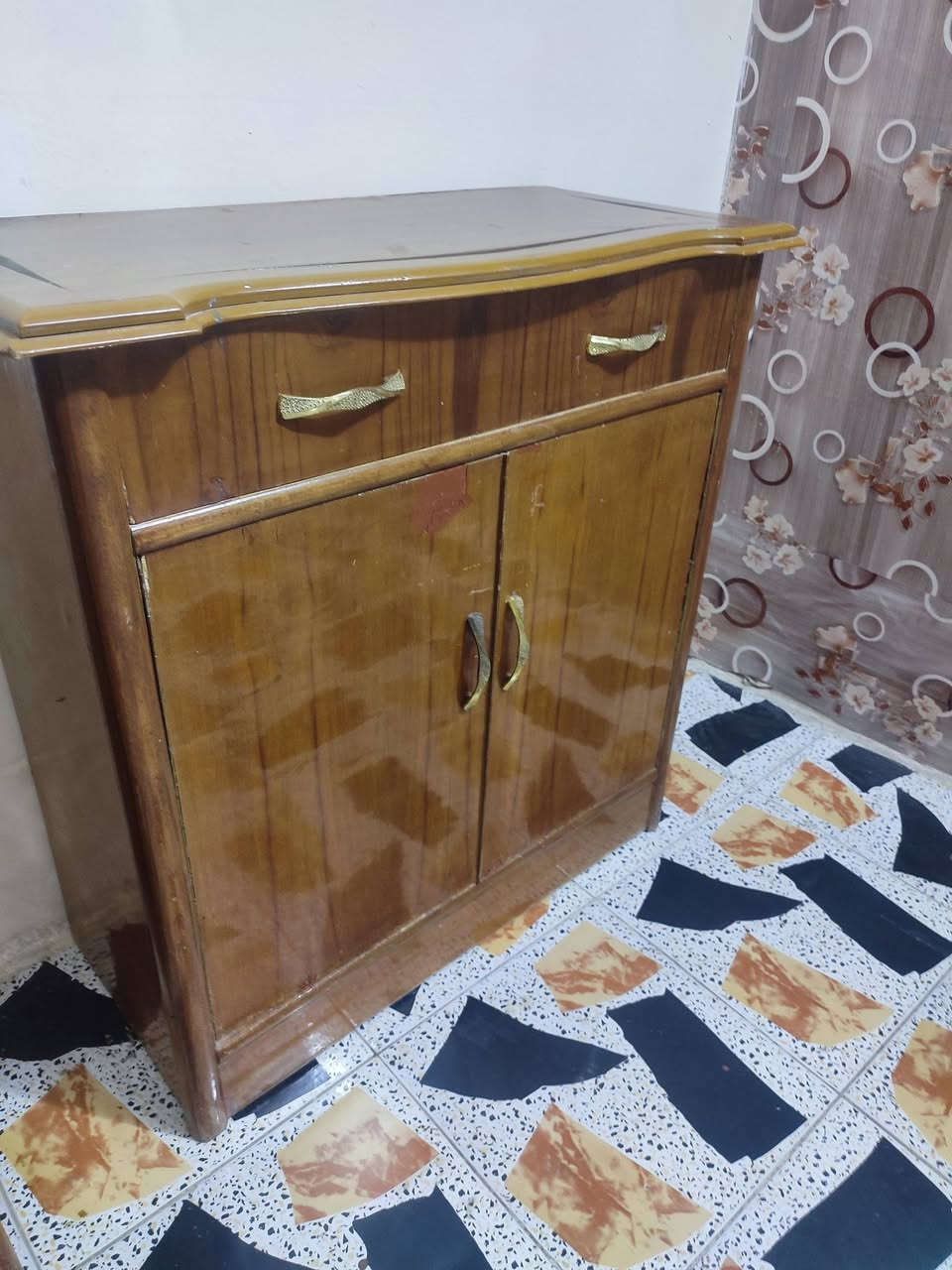 ميز بلازما صاج ارتفاع متر طلاكتين ومجر كبير السعر 35الف نظيف مكاني حصوه وهذا رقمي ***********
