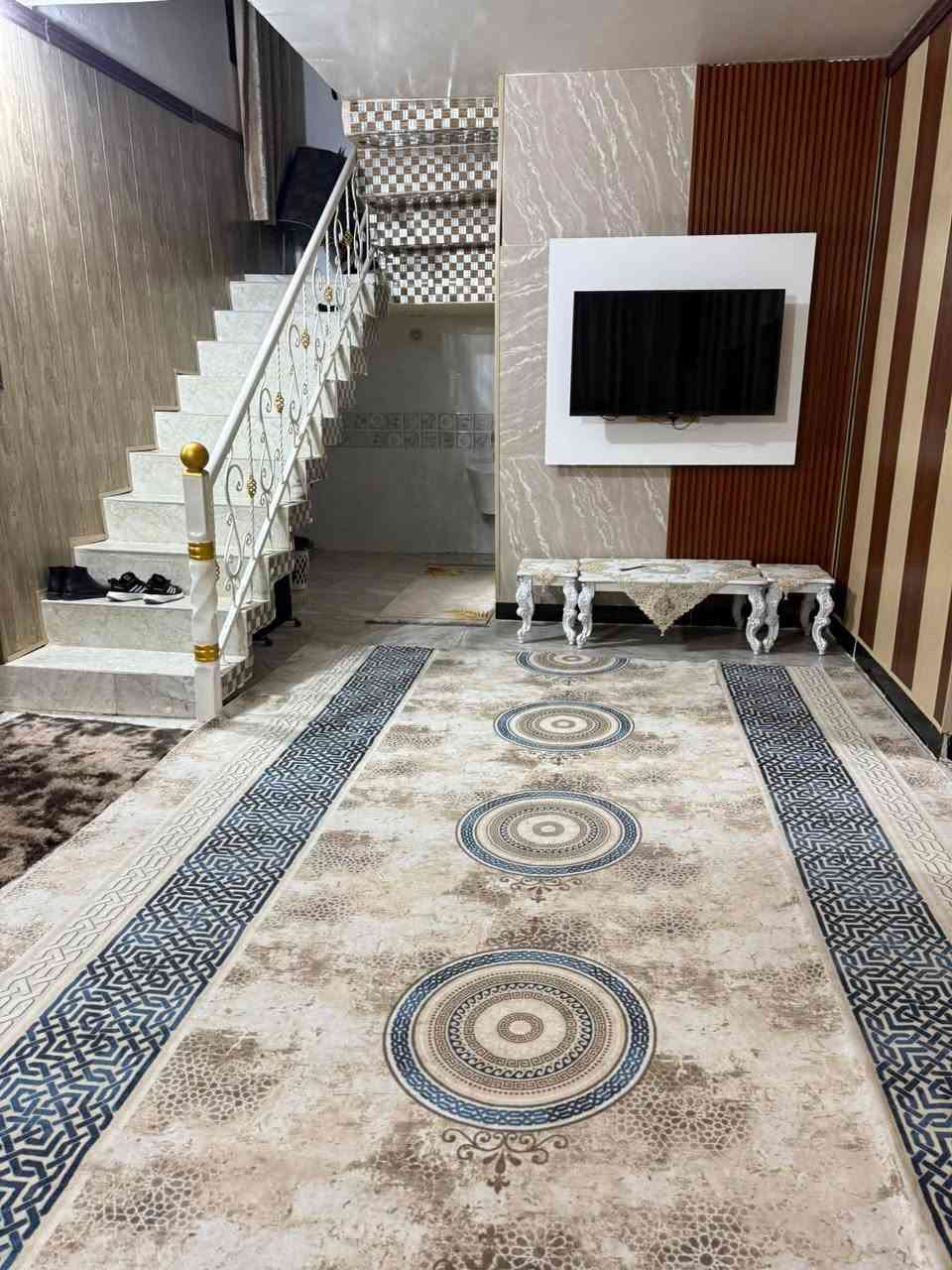 بيت للبيع مساحه 200متر بحي جامعه الاولى كورنيش الفلاحيه الجديد شارع دكتور خيري ثالث بيت عن سده موقع كلش حلو يتكون من گراج سيارة وصحيات خارجيه واستقبال ومطبخ وهول وصحيات داخليه وغرفتين نوم طابق واحد جاهز مطلوب مبادرة 80 تسديد بشهر 437 تتحول ع مشتري والمقدمه مالته 100وبيها مجال للشراي الإستفسار اتصال ع رقم ***********
