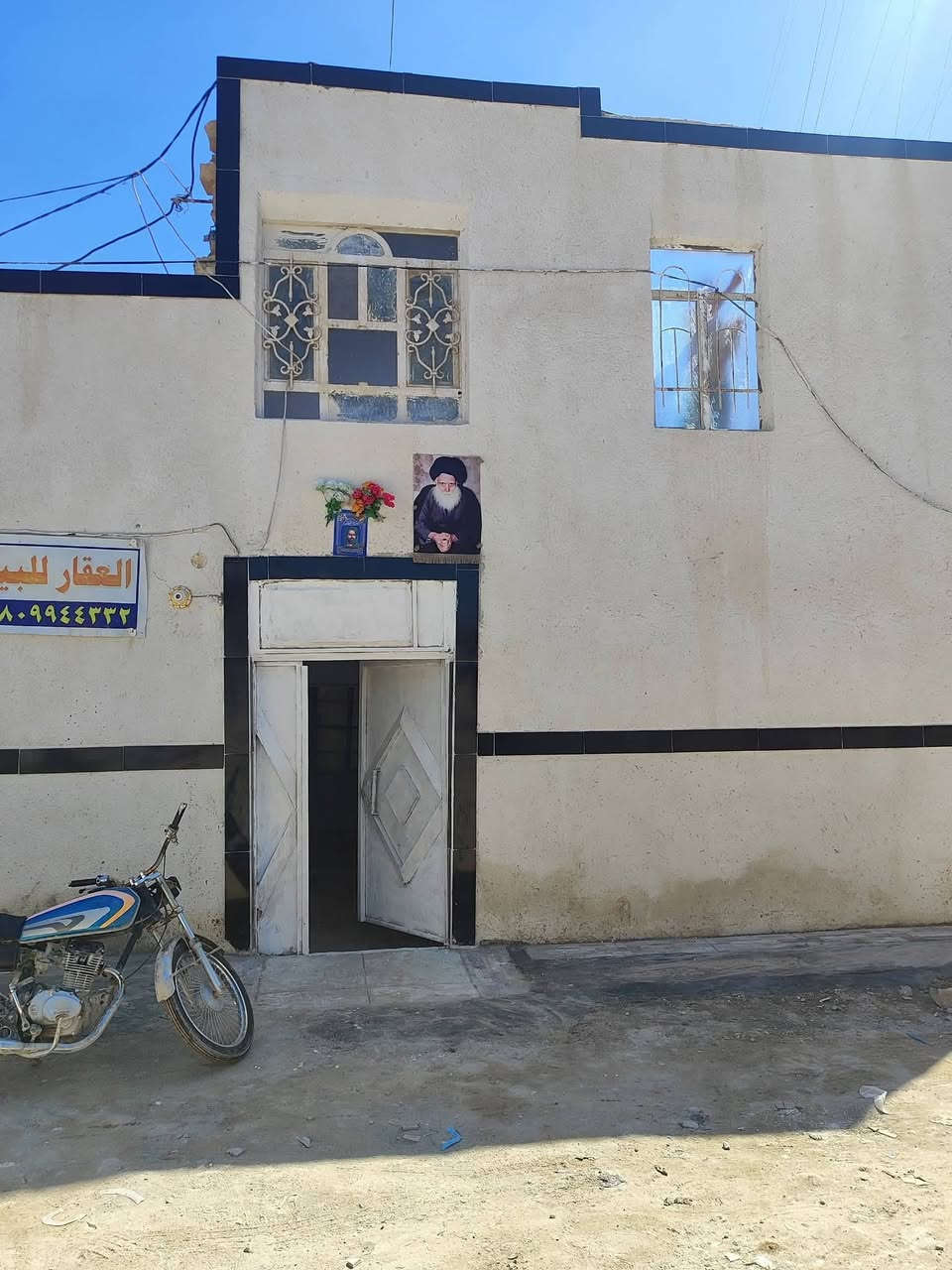 بيت للبيع المساحه ١٠٠م غرفتين وصاله ومطبخ وصحيات وستقبال ركن قرب شارع المقرنص السوك السعر ٢٠ مع المجال مراجعة مكتب الخزعلي للعقار ***********
