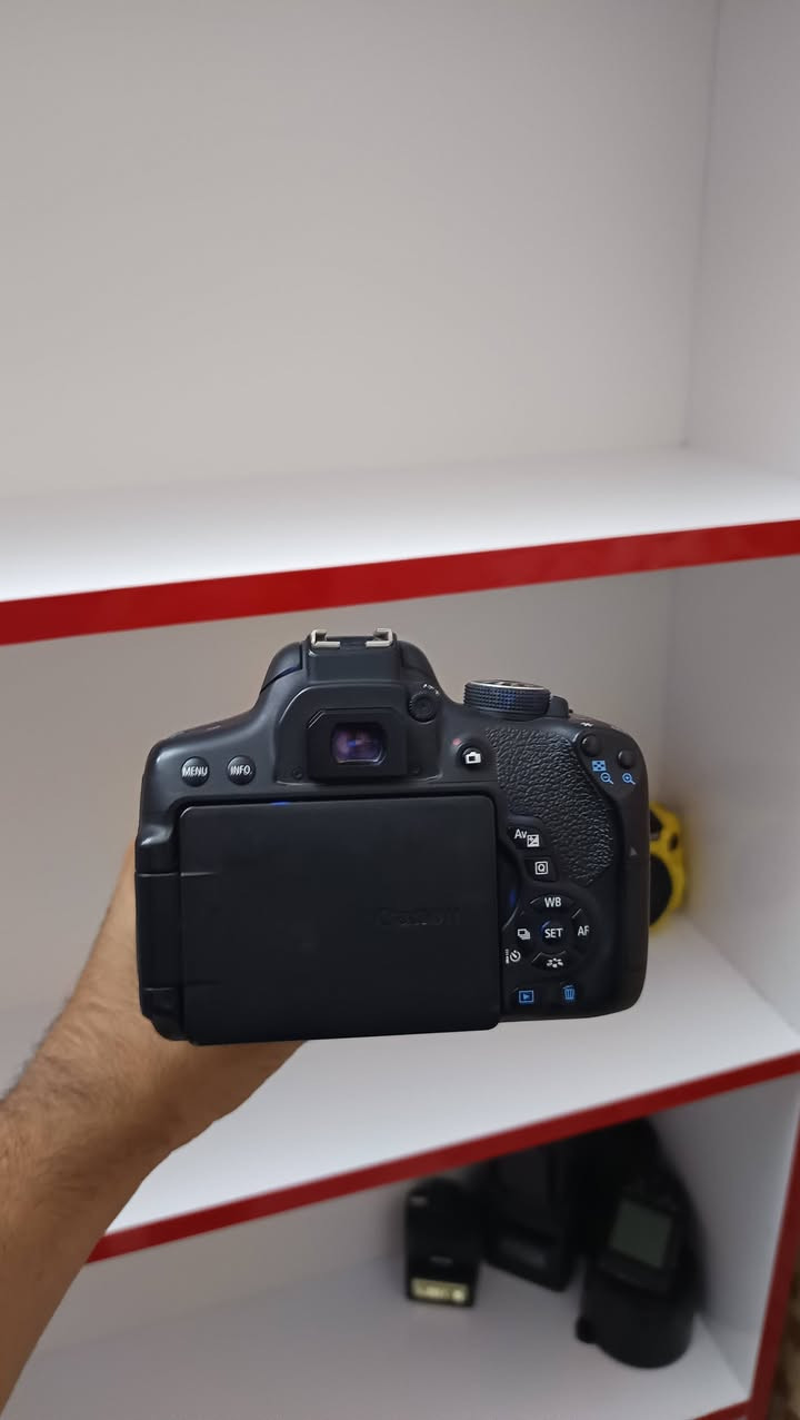 كانون 750D للبيع نضافه 100%
🎁 ملحقات كامله .
▪️ حزام كتف حقيبه .
▪️ بطاريه وشاحنه .
🟡 توصيل لجميع انحاء العراق .
🔶 فقط نضافه 100%.
⚫️ السعر 375 الف .
 
🟢 تواصل وتساب : *********** .
