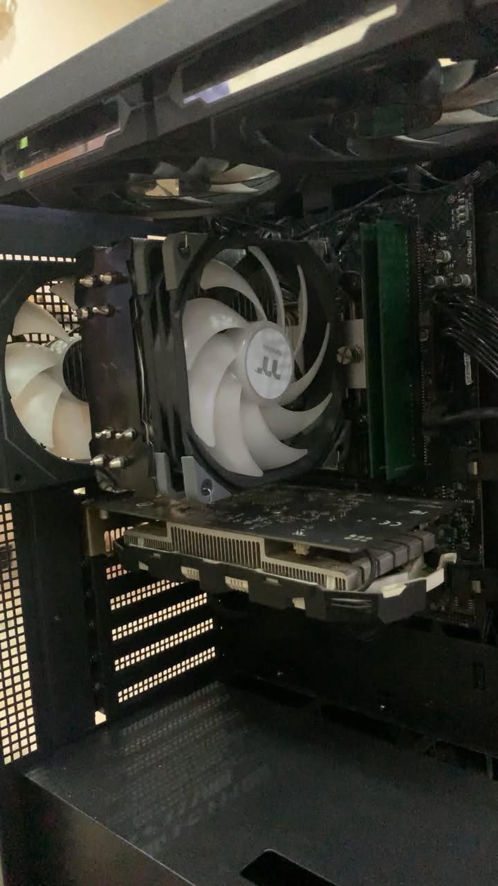 المعالج: Intel Core i5 جيل العاشر
 المذربورد: MSI H510
 الرامات: 16GB
 كارت الشاشة: NVIDIA GeForce GTX 1050 Ti
 التخزين:
 SSD M.2  512GB بسعة 
 SSD 1 TB بسعة + SSD 256 GB بسعة 
 HDD. 1TB بسعة 
 باور سبلاي: 550W
 الكيس: كيس احترافي بتصميم واجهة زجاجية مع مراوح ARGB ومبرد هوائي مميز
السعر: 650 ألف دينار عراقي
العنوان: بغداد - الأمين الثانية
رقم التواصل: [***********]
