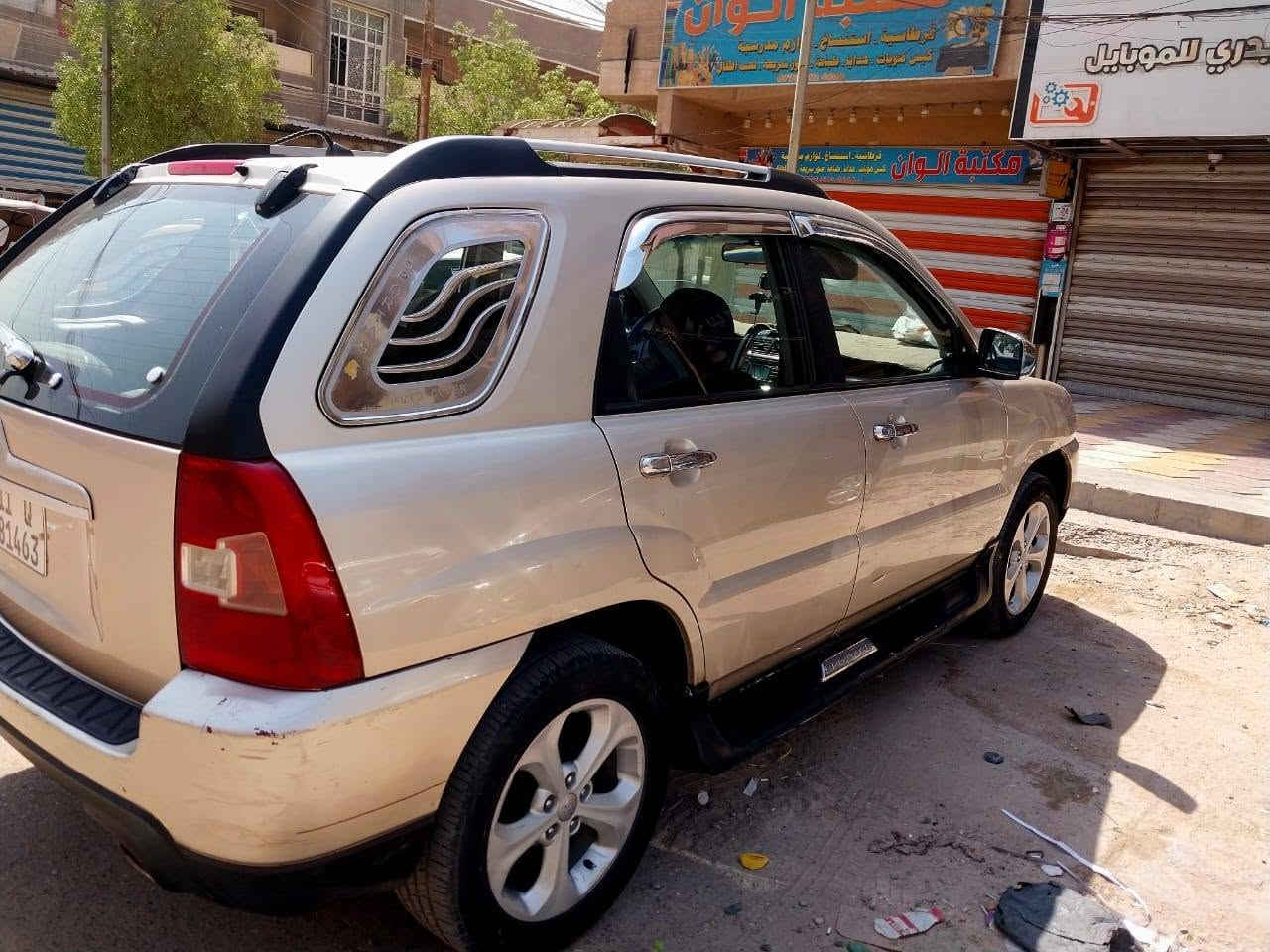 السلام عليكم
كيا سبورتج 2009 خليجي مال جناي اخوان لليدور نظيف 
 مكفول من الضربه والفتح عدا قطعتين  فقط الجاملغ وباب الخلفي  بس  السياره فول فتحه سقف  
الباقي مكفول   محرك +كير مكفولات تبريد ثلج 
السياره بل كارتون ومتعوب عليهه سنويه لل30 هزه جديده تريد تحويل تريد وكاله 
السعر مناسب 100 
مكاني بغداد ***********
, مكلف بلنشر صاحب السيارة موجود رقمه
