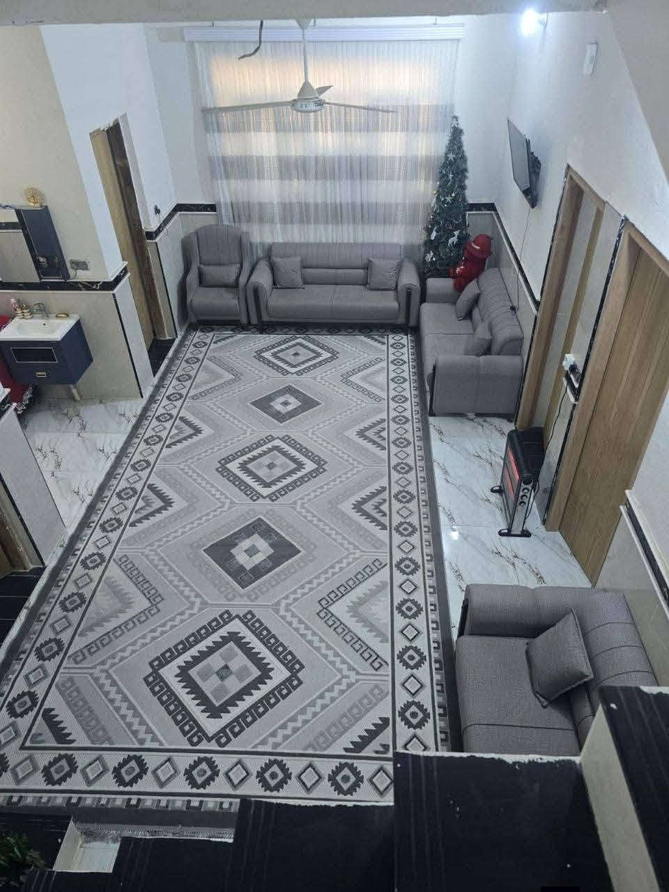 🏡 بيت للبيع طابو صرف
المساحة: 200 م²
4 غرف
البناء: طابقين
يتكون من:
استقبال
صالة
3 مجاميع صحية
البيت بناء حديث (عكاد) ونظيف وجاهز للسكن.
📍 الموقع: نهاوند، قرب دائرة البطاقة الوطنية.
💰 السعر: 164 مليون دينار (قابل للتفاوض بالمعقول).
رقم هاتف ***********
