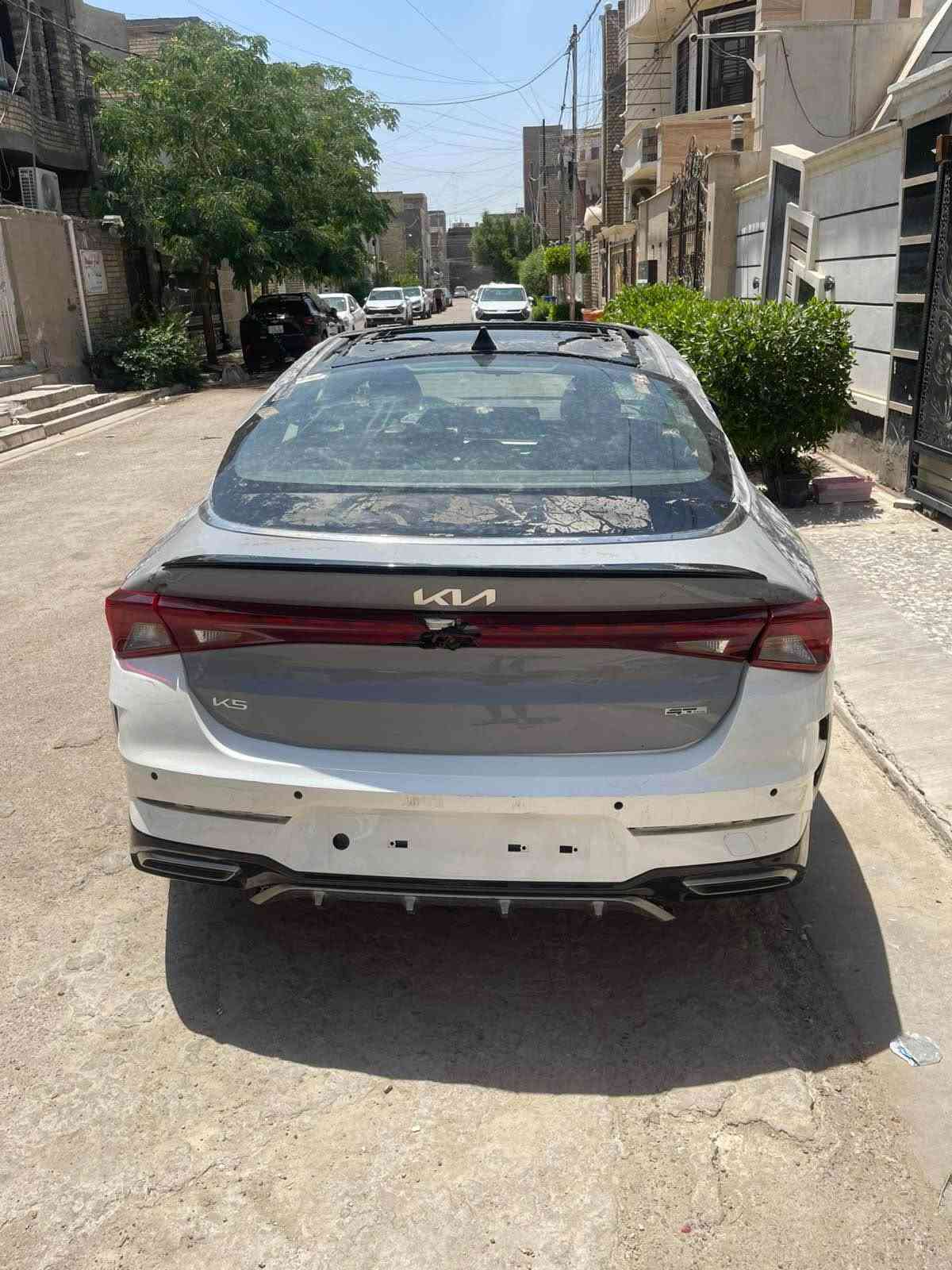 السلام عليكم 

كيا K5 موديل 23 

•   🛣️  المسافة المقطوعة   40الف كيلو
✔️ ممشى: 40
✔️ نظافة عالية جداً 
⚙️ المحرك:
✔️ 4 سلندر
✔️ سعة 2.5 لتر
✔️ أداء قوي + صرفية مناسبة
✔️ كير أوتوماتيك
✔️ سقف بانوراما
✔️ بصمة أبواب + تشغيل بصمة
✔️ مقاعد جلد كهرباء
✔️ شاشة كبيرة متصلة
✔️ كاميرا خلفية
✔️ حساسات أمامية وخلفية
✔️ لايت زينون + LED خلفي
✔️ هندبريك بصمة
 شاشة
✔️ Apple CarPlay + Android Auto
✔️ تحكم ستيرن متعدد الوظائف
✔️ مثبت سرعة
✔️ نظام Eco / Sport
✔️ مكيف أوتوماتيك
✔️ مرايا كهرباء مع طي
✔️ شحن USB
✔️ نظام ABS
✔️ مانع انزلاق
✔️ وسائد هوائي
✔️ نظام المحافظة على المسا
✔️ تحذير النقطة العمياء
📍بغداد 
السعر. 124💵💵
هـ *********** بغداد, العراق
