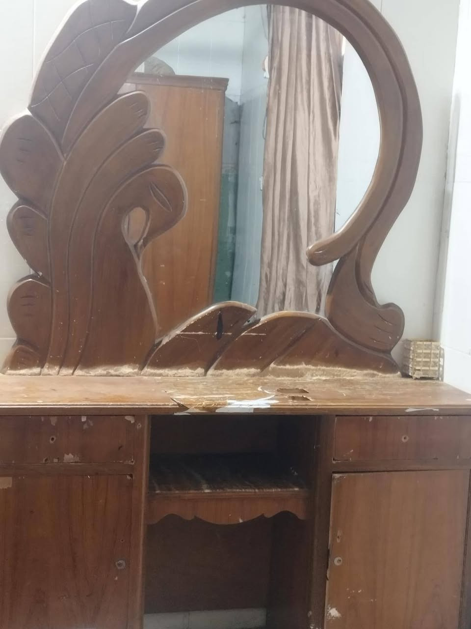 غرفه للبيع سعرها ٢٥٠الف صاج بس قديمه صارت تحتاج تجديد للي يريدها يراسلني او الاتصال ع الرقم ***********
