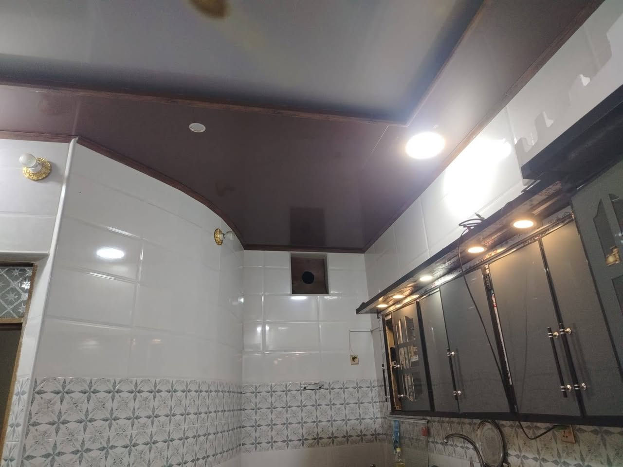 دار للبيع مساحه 150 متر طابو زراعي سند 25 فول بناء 
البناء الاساس صب بناء طابوك سقف صب 
يحتوي الدار على 
غرفتين نوم وصاله ومطبخ واستقبال مغاسل داخليه و خارجيه 
الموقع الكوفه البراكيه شارع علكم الشبلي قرب مدرسه سيد الوصيين 
منطقه مرتبه وكافه الخدمات متوفره وعرض الفرع 12 متر 
السعر 60 مليون وبي مجال للتواصل الاتصال على الرقم *********** أو مراسلة الصفحه مكتب حسين الياسري للعقار والمقاولات

