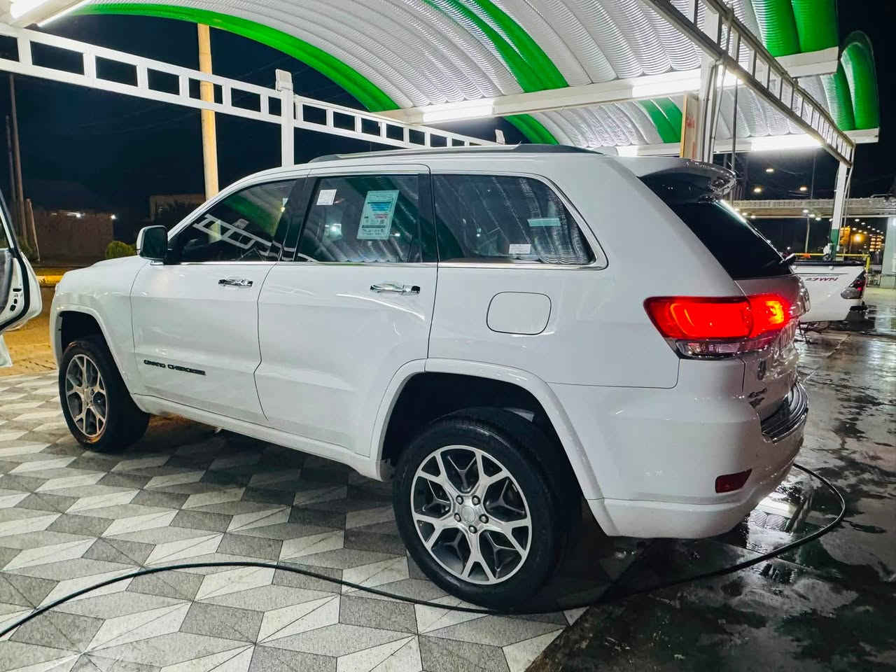 🚘 للبيع | Jeep Grand Cherokee Overland 2020 – وارد خليجي
▫️ اللون: أبيض
▫️ المحرك: V6 سعة 3.6L (3600cc)
▫️ الممشى: 127,000 كم
▫️ السيارة باسمي وتحويل مباشر داخل القرميدي.

المواصفات:
✅ سقف بانوراما
✅ جكات كهربائية (تصعد وتنزل)
✅ تدفئة وتبريد للمقاعد الأمامية
✅ رادار جانبي وخلفي
✅ وضعيات قيادة متعددة
✅ تايرات كورية، تم تبديلها وشدها قبل شهر.

🔹 السيارة نظيفة جداً واستخدام شخصي، ولا يوجد فيها سوى أثر شخط بسيط لا يؤثر على الاستخدام.

📞 للاستفسار: (***********)او خاص 

الله يرزق البائع والمشتري. مكان السياره الانبار
