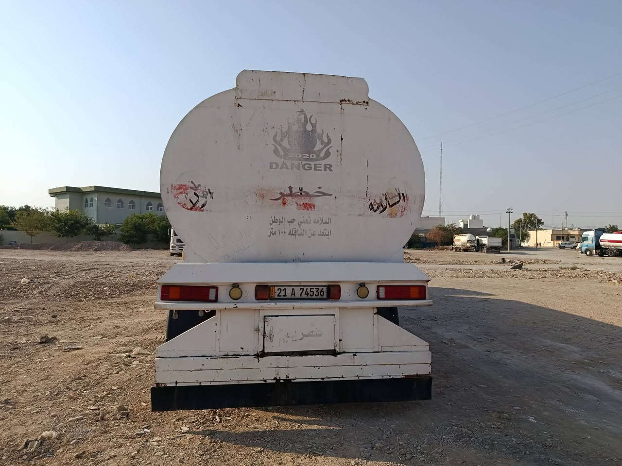 مان 2002 ئۆتۆماتیک ڕیتایدەر هاڤ 
مەکینەی 460 گێڕ و مەکینە بێ عەیب
سەنەوی تاکو 2028 تازەیە بەناو خۆمانەوەیە
تەنکەر تەگ تایەر لەسەر شانسی ڕەبتە
 تایەر کەلەو تەنکەر هەمووی تازەیە
بەخەت حەسیرەو بێ خەتیش ئەیفرۆشین
شوێن کەلار
 مشتەری نیت تێل مەکە لەگەڵ ڕێزم..
***********

مان 2002 اوتوماتیک رتایدر هاف 
محرک 460 ما بي نقس او بخار 
سنوية لحد 2028 بأسمي
تانکي تک تایر مربوط 
تایرات کل جدید 
مکان کلار 
***********

