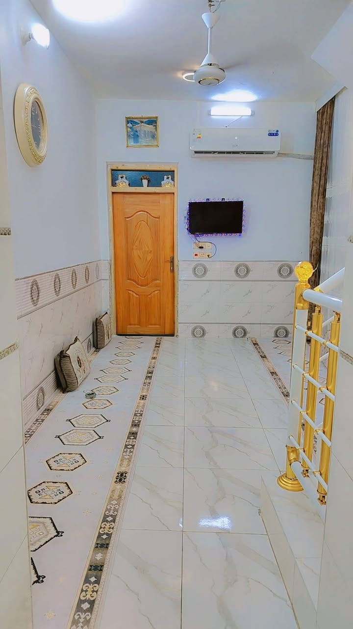 بيت للبيع حي الصحه قرب المدرسه الصينيه الي بلمنطقه مساحه 100متر طولاني بنيان عكاده بس بناء نضيف وجديد ***********
