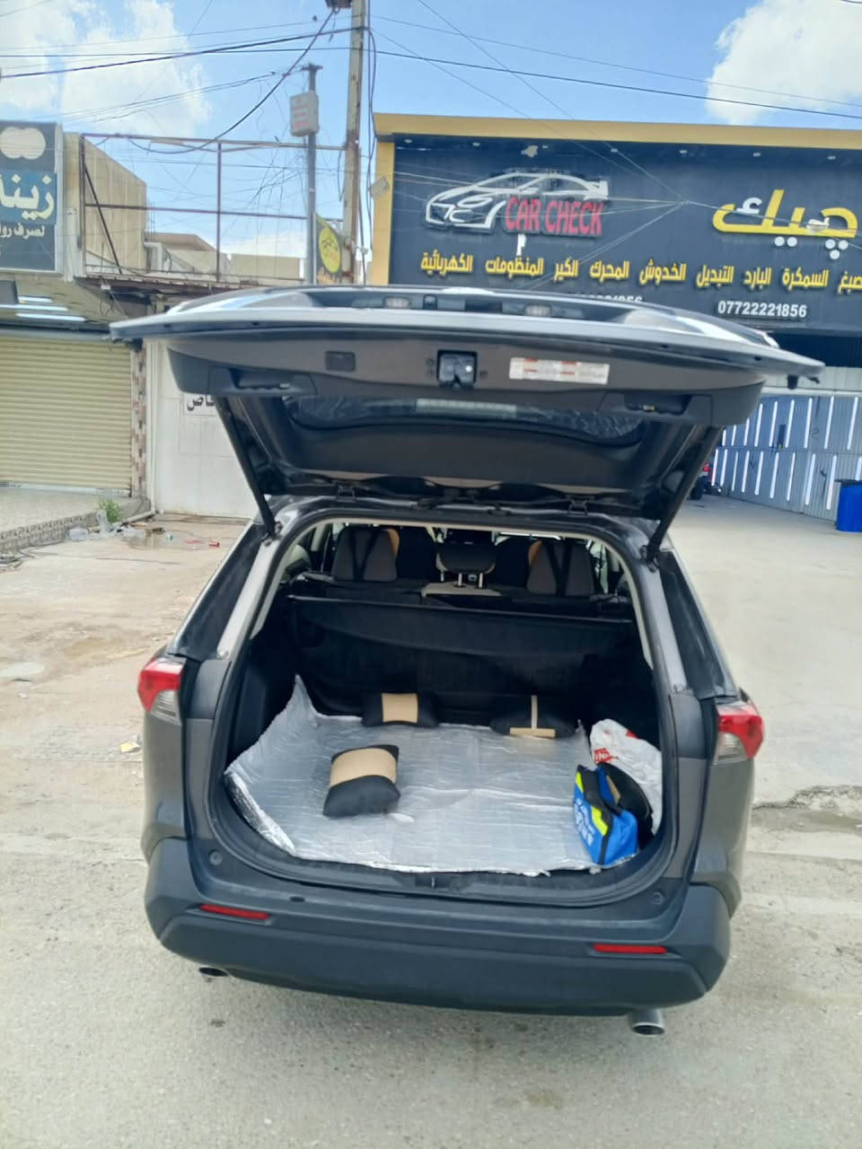 سلام عليكم
تويوتا راف فور rav4 2024 ياباني اصلي وارد امريكي هايبرد ولله الحمد 
Xle مواصفات كاملة
دفع رباعي مع وضعيات قيادة رياضي وعادي واقتصادي المواصفات الكاملة مال ال xle من كاميرات ورادار ووضعيات قيادة وشاشة وكرسي كهرباء تحكمات كامله وفتحة سقف والى اخره 
السيارة ماشية 24 الف كيلو!!! ولله الحمد السيارة على ايدي كاملة مكملة ما ناقصها اي شي الرقم الجديد الدولي
رقم بغداد 
السيارة بيها فقط تبديل بابين وكدامكم السونار والفحص مالتها واي شي اني حاضر 
والسيارة ولله الحمد كامله ما ناقصها شي 
متواجد على الفيس وللتواصل واتسب 
والاتصال على الواتسب وعلى الفيس ايضا 
الرقم *********** 
السعر ان شاء الله 215 ورقة يعني دفترين و 15 ورقة وبيها مجال للشراية الجادين واني بالخدمة متواجد لاي استفسار 
العنوان بغداد الكرخ بالقرب من منطقة العامرية
