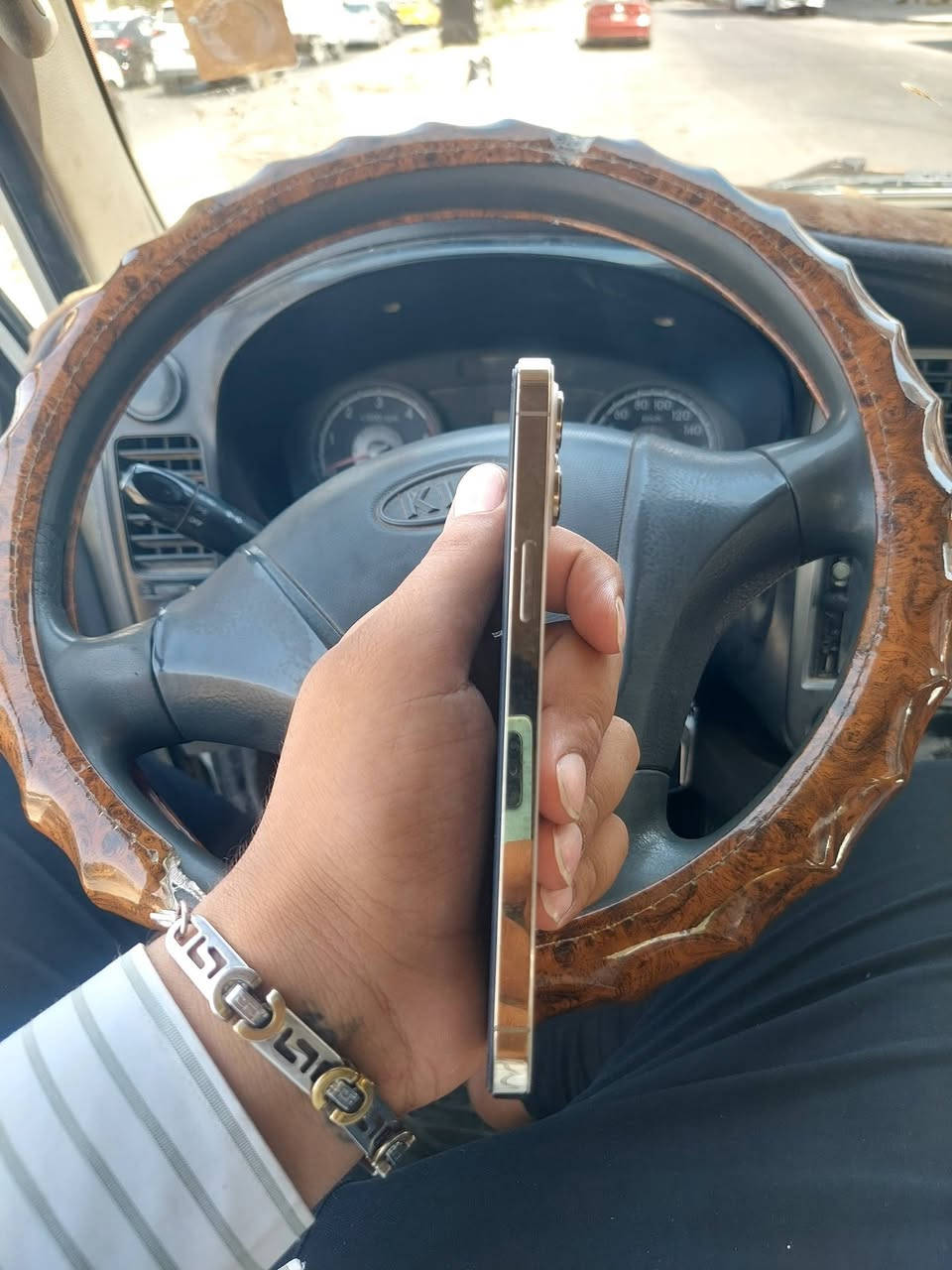 سلام عليكم للبيع ايفون ١٢برو ماكس ذهبي جهاز كلش حلو ونضيف ذاكره ٢٥٦ وبطاريه ٨١ جهاز مكفول مبدل فقط شاشه وبيهه فطر بل ركن ابد مواضح كارتونه الصليه ول شاحنه اطيكياهم رايده ب٣٥٠وبي مجال قليل حك الجيه مكاني نجف حي ميسان وهاذه رقمي ***********
