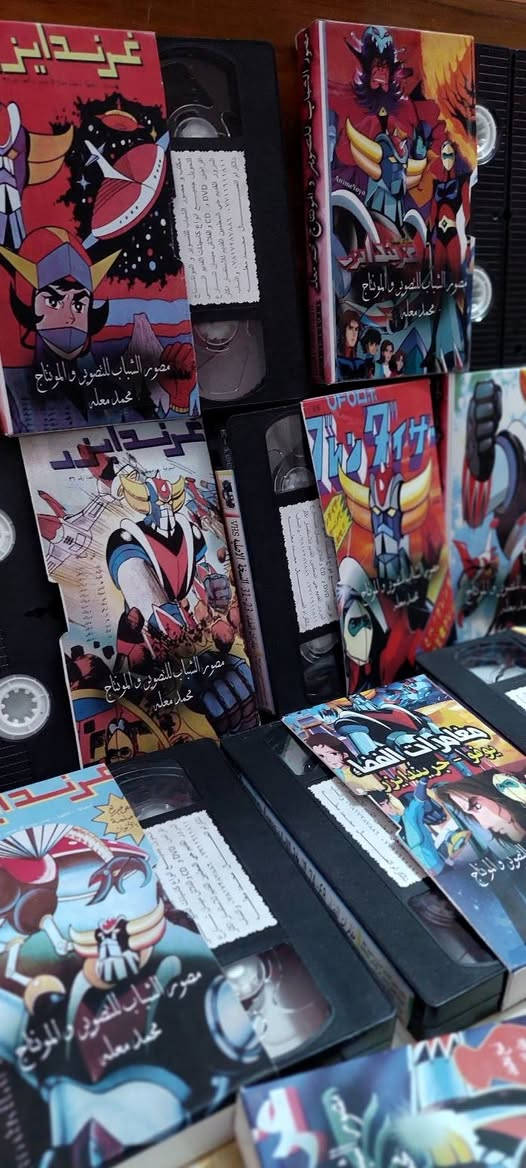 من النوادر
للبيع 
ب كاسيت ال VHS الكبير الفيلم 🎥 مغامرات (مغامرات الفضاء يوفو غرندايزر )  جديد غير مستخدم عدا الفحص ب النسخه الاصليه
مغامرات الفضاء يوفو غرندايزر
القصة: فكرة المسلسل قائمة على الصراع بين الخير والشر، يمثل الشر فيغا الكبير وهو قائد فضائي شرير يسكن في سفينته الفضائية في الفضاء الخارجي هدفه السيطرة على جميع كواكب الكون، يستخدم فيغا في هجومه على الكواكب الأخرى رجالا آليين وروبوتات ضخمة، وفي يوم من الأيام يقوم فيغا الكبير بغزو كوكب فليد المسالم لكن يتمكن دوق فليد وهو ابن ملك الكوكب فليد الهرب من خلال سرقة الغرندايزر الذي كان يطور على كوكب فليد المتقدم علمياً ويقود غرندايزر إلى الفضاء الخارجي إلى أن يسقط بعد أيام متعبا على كوكب الأرض ويعثر عليه الدكتور آمون رئيس مركز أبحاث الفضاء في اليابان ويقوم بتبني دوق فليد دون الإفصاح عن حقيقة شخصيته ويطلق عليه اسم دايسكي، تبدأ أحداث المسلسل عندما يجهِّز فيغا الكبير خطته لغزو الأرض ويتفاجأ فيغا بوجود غرندايزر على الأرض. ينضم إلى جانب دوق فليد أبطال آخرون لمساندة غرندايزر وهم كوجي ومن ثم هيكارو وماريا أخت الدوق فليد، وفي نهاية المسلسل يتمكن دوق فليد وفريقه من القضاء على فيغا الكبير وأسطوله وفي الحلقة الأخيرة يغادر دوق فليد وأخته ماريا الأرض عائدين إلى وطنهما الأصلي كوكب فليد، لكنهما يعدان أصدقائهم بالعودة في يوما ما.
سعر الكاسيتات (ع الخاص ) 
خدمه توصيل لكل المحافظات في العراق 🇮🇶 ودول الخارج 
مع شركه الامزون للتوصيل السريع .
للاستفسار اكثر مصور الشباب ميسان شارع المرور القديم حي المعلمين . ***********
***********   إتصال واتساب تلكرام محمدمعله
