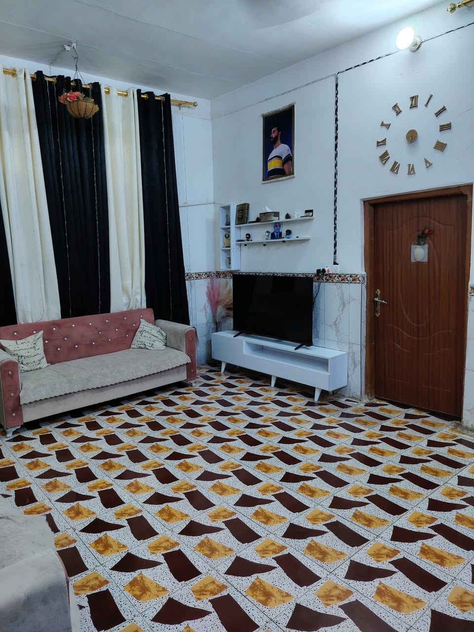 السلام عليكم ورحمة الله وبركاته
#بيت_للبيع

بيت في قضاء النصر على طريق الدواية بالقرب من سكلة حسن الجواد واجهة البيت على الشارع العام يحتوي على: 
 صالة عدد 2 وغرف عدد 4 بقياس 4*6 و 4*5 ومطبخ واستقبال خارجية بقياس 14 *4 وكراج يتسع ل 4 سيارات وحديقة خارجية بمساحة 300 متر 

ملاحظة/ويمكن فصله الى بيتين بحيث يتكون كل بيت من غرفتين وصالة ومطبخ وصحيات.

للاستفسار اكثر الاتصال على الرقم
***********
