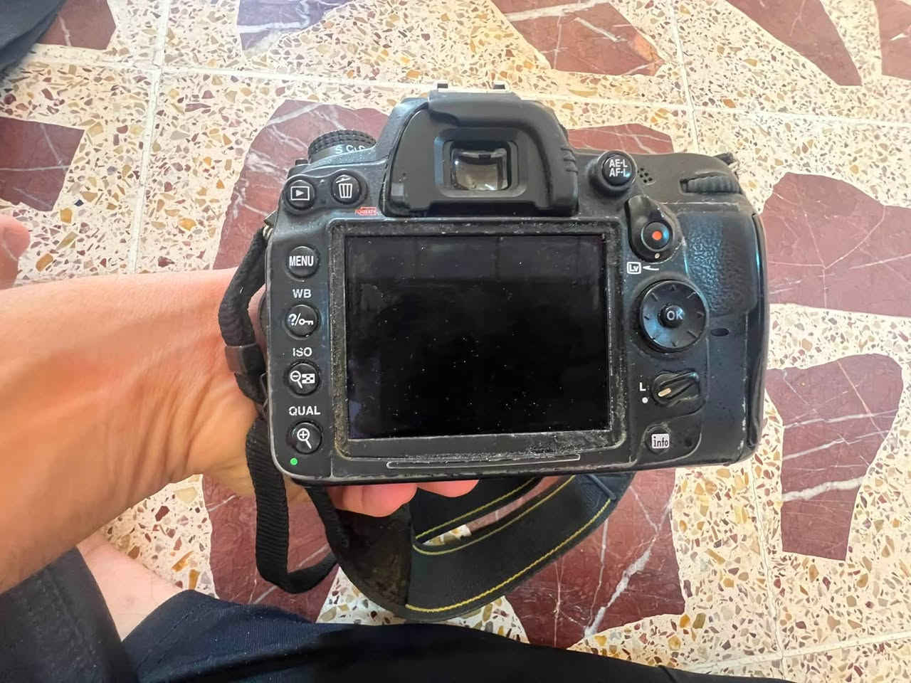 لبيع ‏كاميرا نيكون D7000 
‏بس الشاحن عطلان 
***********
