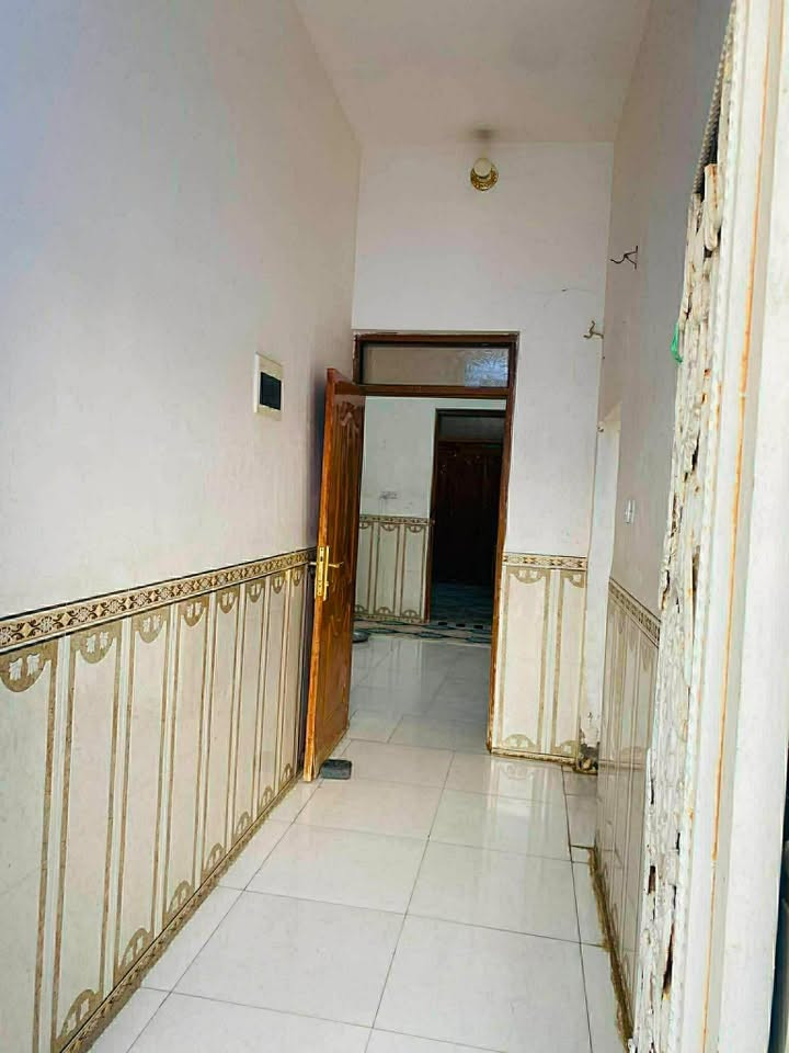 السلام عليكم بيت للبيع 200م  بناء حديث كله طابوك سقف ورباط كونكريت سطح شتايكر سيراميك ارضي جداري
بي غرفتين وصاله ومبطخ ومناور ثنين ومدخل واستقبال وحمام داخلي وخارجي +حديقه خارجيه وعرض الشارع 14م وكافه الخدمات ماء مجاري كهرباء تبليط ورصيف بلباب عنوانه على طريق السفينه قرب جامعة الامام جعفر الصادق 
او على طريق الزيدناويه مقابيل الشركه الهنديه خلف مدرسه الأمنيات
***********رقمي لتواصل اتصال :واتساب
