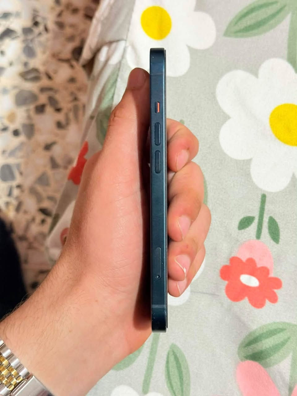 للبيع فقط !
ايفون 13 عادي 
ذاكرة ١٢٨ 
بطارية ٩٥ 🔋
تك سيم 
الجهاز مبدل اي شي بيه 
نظافه ٩٠٪؜
سعر ٤٦٠ وبيه مجال بسيط
***********
مكاني موصل الجانب الايسر
