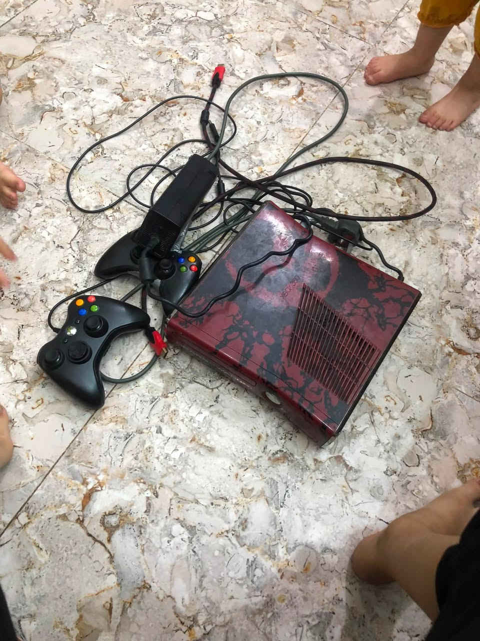 للبيع اكس بوكس نضيف بي 3 يدات وبي 30 لعبه السعر 80 وبي مجال المكان الفلوجه الجغيفي الثانيه للتواصل ***********
