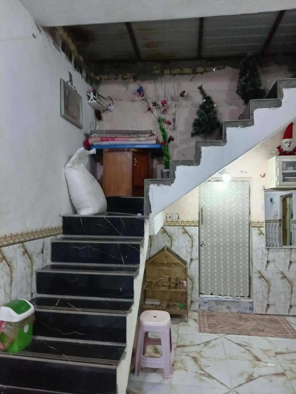 السلام عليكم بيت للبيع حي الجهاد قرب مدرسة اول العزم الخدمات خير من الله 200 مع سخانات 2مع خزانات 2مع مغاسل 2 وسعره جداً مناسب  تواصل واتساب  ***********
