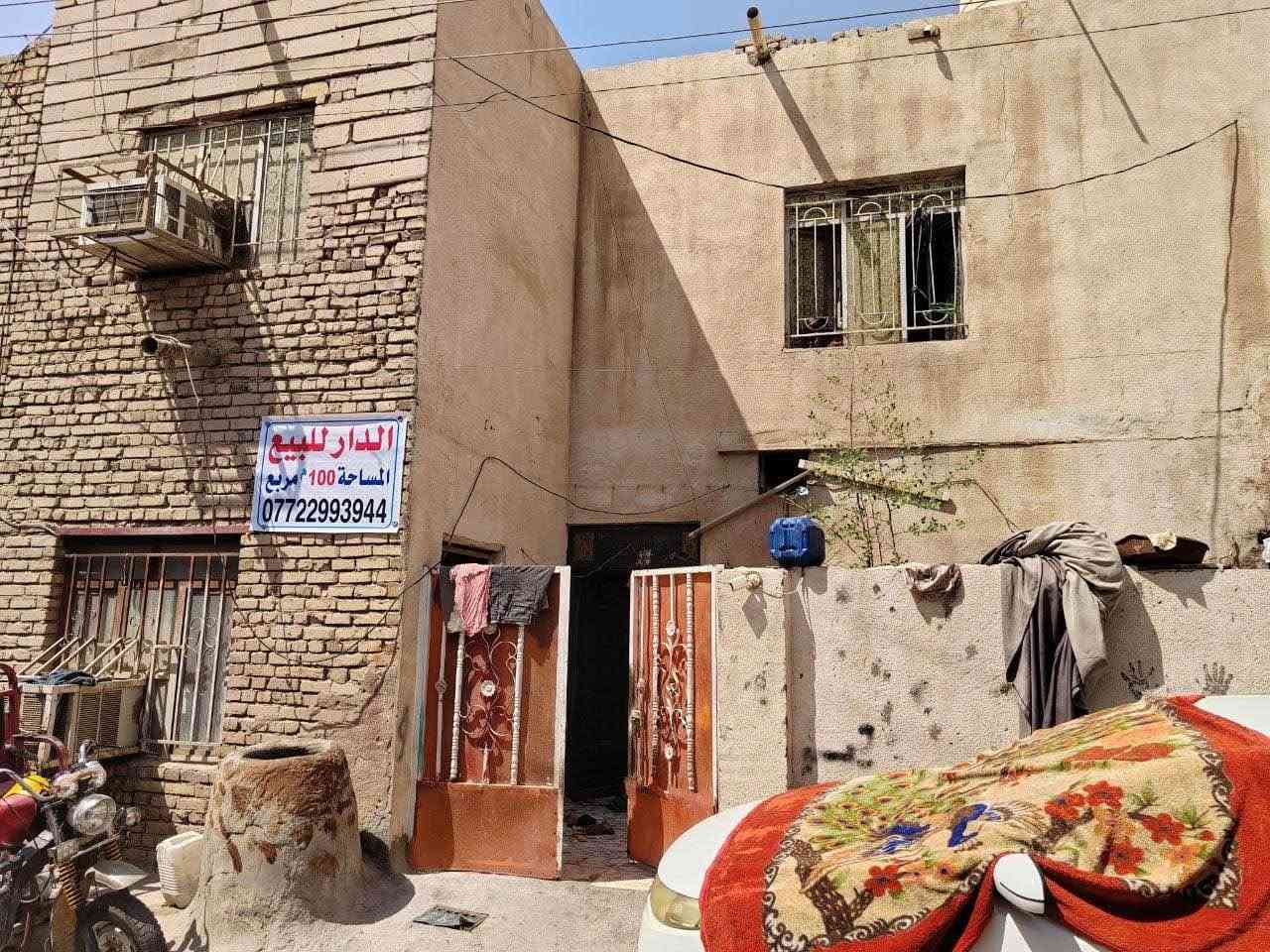 دار للبيع مكان حي حسين جديد سايدين أبو بخيت قرب سوق سالم الكعبي مساحه ١٠٠متر مربع قاط الأول يحتوي ع ستقبال ومطبخ وصاله وصحيات طابق الثاني غرف عدد ٢وصاله وصحيات ستفسار تصال ع رقم ‭***********‬ عمارة, ميسان

نص مكتوب في الصور:
- الدار للبيع
- المساحة 100م مربع
- ***********