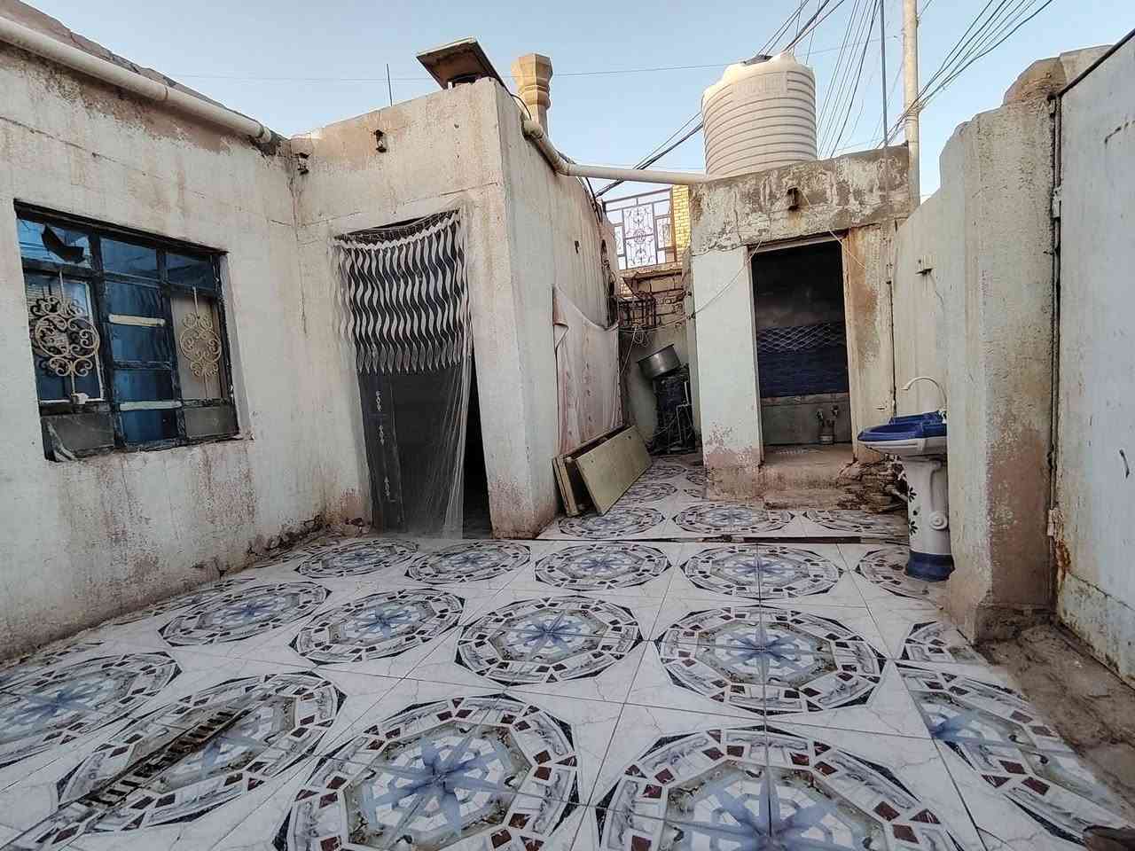 🏡 بيت للبيع
📍 الموقع: البطاط – قرب المدرسة، يبعد حوالي 150 متر عن المدرسة.

📐 المساحة: 290 م². السعر ٨٥ وبي مجال نشالله 

✅ سند زراعي.

✅ بناء قديم لكنه مرتب وجاهز للسكن.

✅ كافة الخدمات متوفرة.

✅ الشارع مكتمل بالبنى التحتية، ومقرر تبليطه مع تنفيذ الأرصفة.

تفاصيل البيت:

- استقبال.

- هول.

- صالة داخلية كبيرة.

- غرفتا نوم.

- مطبخ حار / بارد.

- مناور.

- مخزن.

- صحيات داخلية وخارجية.

بيت مرتب وفي موقع جيد، مناسب للسكن العائلي.

📞 للاستفسار والمعاينة، التواصل مع مكتب الضامن للعقار. ذي قار سوق الشيوخ خنيطله شارع الكراج *********** #سوق_الشيوخ#تشطيب_درجة_أولى#مكتب_الضامن_للعقار
