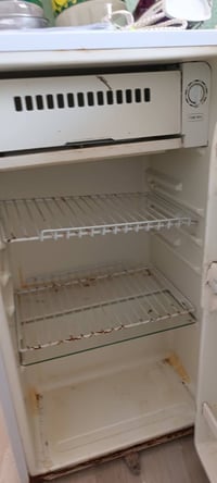 ثلاجة مستعملة • حالة وسط • صغيرة