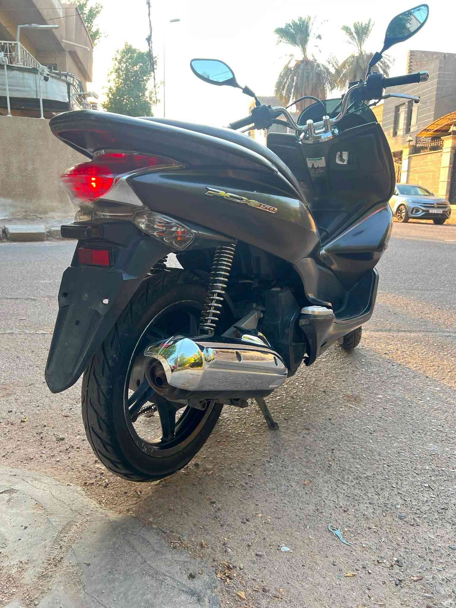 دراجه pcx  جيل اول مكينه  150
دراجه حته اوراق معرض موجوده ابو كيان بشارع الضلال 
ماشيه (28) الف 
  دراجة  كلها ابلاديه كفرات بلادي بلادي شرط النضافه دراجهة مال رمبه المديل 2016 ماخذها رمبه  يعني مو مال شارع دراجه 
حساس ازدحام سويجات ٢ الدراجه كفاله عامه الدراجه على ايدي شوفت عينك ياباني الاصليJF جديده مكاني 
بغداد  المنصور    السعر ١٤٥٠ وبيه مجال قليل 
اي استفسار 
***********
