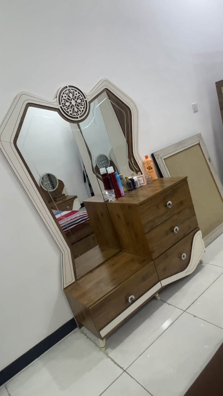 غرفة نوم تركيه / 8 قطع 
فقط فطر بالجامه بسيط ، غرفه قويه ومابيها اي كسر 
السعر / 400 الف وبيها مجال بسيط 
العنوان / بغداد - حي الجهاد 
للاستفسار مراسلة الرقم واتساب ***********
