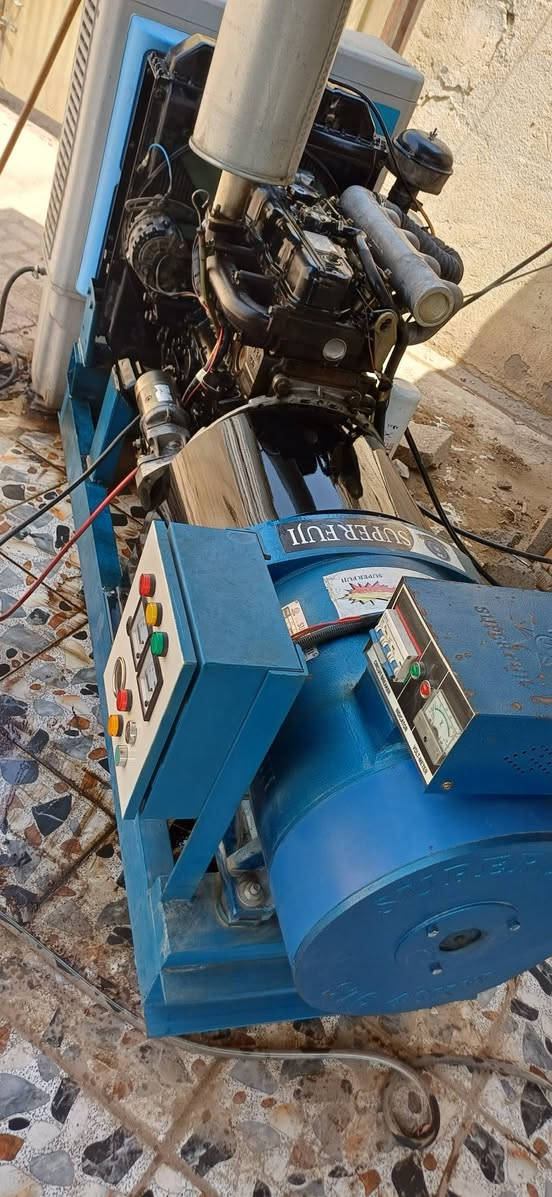 مولدة ٤٠ كيفي
ثري فيز ١٢٠ امبير 
نظيفة جداً 
مستعمل قليل شرط الحمل والفحص
محرك دايو ٤ سلندر 
السعر ٣٣ ورقه بي مجال
***********
