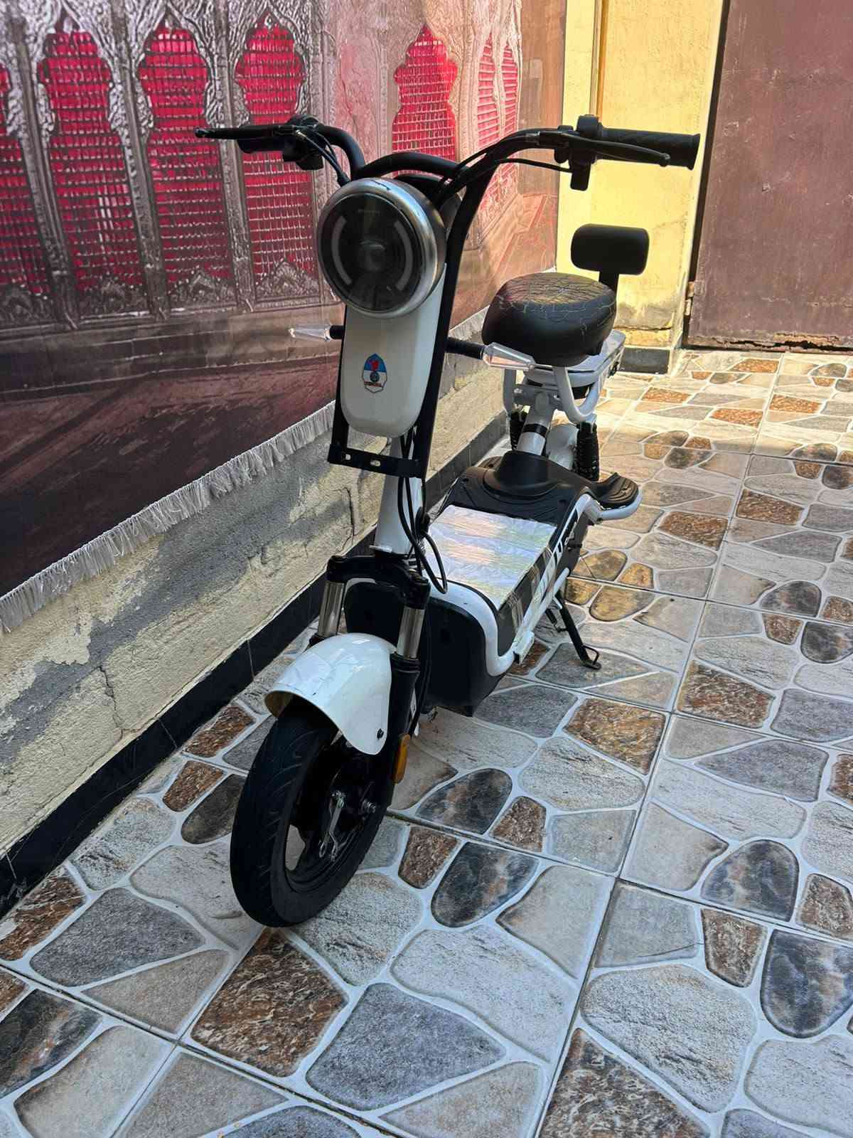 للبيع دراجه شحن شغاله كامله من كلشي نضافتهه مثل ماء موضح بالصوره حجم 14 شحنهه يطول يوم او حسب ستخدامك سعرهه 150 وبيهه مجال شيء بسيط الاستفسار ***********
