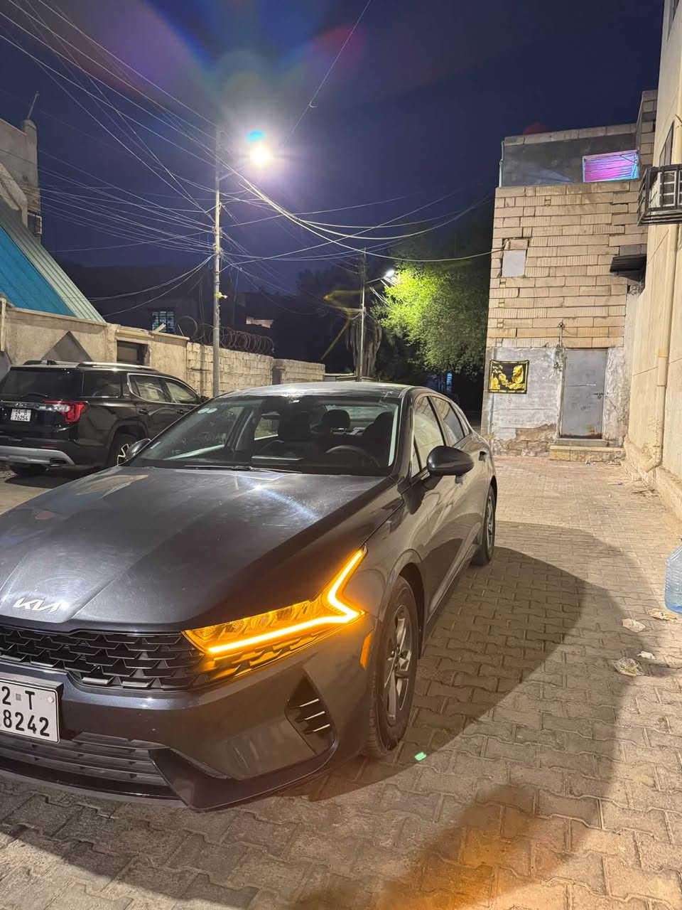 للبيع K5 جوه السوك كلش🔥 موديل 2023 وارد امريكي بدون حادث فقط اعمال تخريب بالقماره وسويتها بارد يعني ماكو ولا قطعه تبديل ولا ضربه  صور الضرر عندي موجودات رقم شمالي وكاله تحويل السياره جديده كلش ماشيه 63 الف كيلو مكانها بصره السعر 168$ وبيها مجال الاتصال ***********
