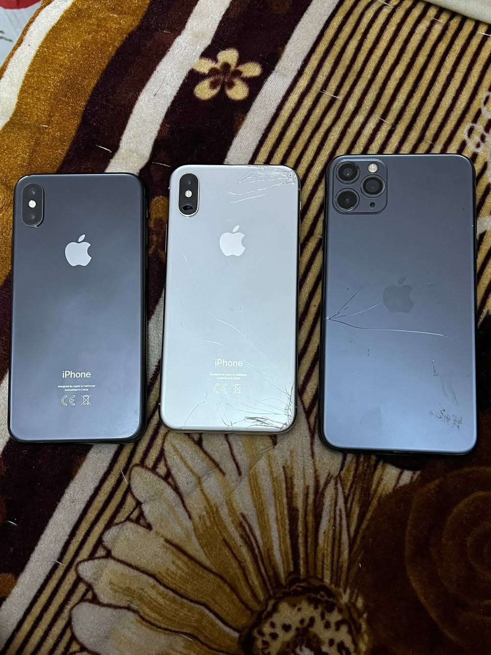 مرحبا عيني
عندي ايفونات 3 ما اعرف شنو بيهم لتجي تسألني شبيهم صارلهم هواي متروكات وماعرف شبيهم ابيعهم هيج
اكس عادي عدد ثنين 
و11 برو ماكس 
ابيعهم كلهم مو مفرد خلي سعرك وراسلني 
المكان بغداد حي الجهاد
واتساب / ***********
