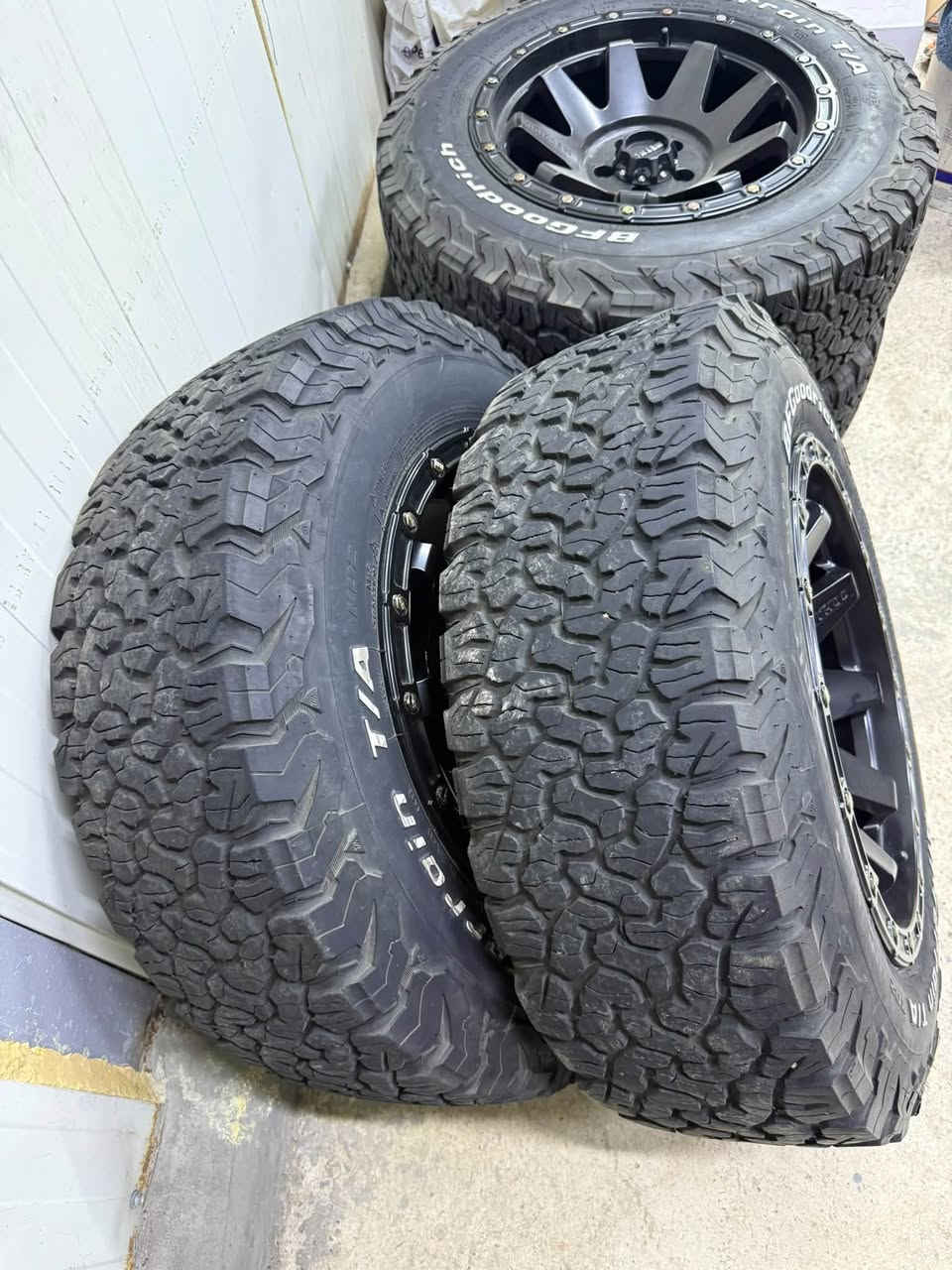 السلام عليكم
للبيع تخم اطارات 

القياس 245/65R17 

قياس ابعاد ستدات الويل 114.3x5 

يرهم على الاندكروز من موديل 2007 الى 21

ويرهم على الرافور ويرهم على هواي سيارات 

الويل ميثود اصلي 

الاطارات bf goodrich امريكي اصلي مو صيني 

الويلات والاطارات بحالة جيدة جداً استخدام اقل 5 الاف كيلو 

مكانهن بغداد 

السعر 750$ 

للاستفسار ***********

