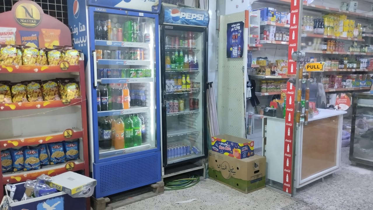 اسواق كاملة مع مستلزماتها للبيع 
العنوان حي الوحده سايدين الشارع العام 
مساحه كبيرة وواجهة بانقتين تشمل سبع عارضات + ثلاث مجمدات 
للاستفسار ***********
