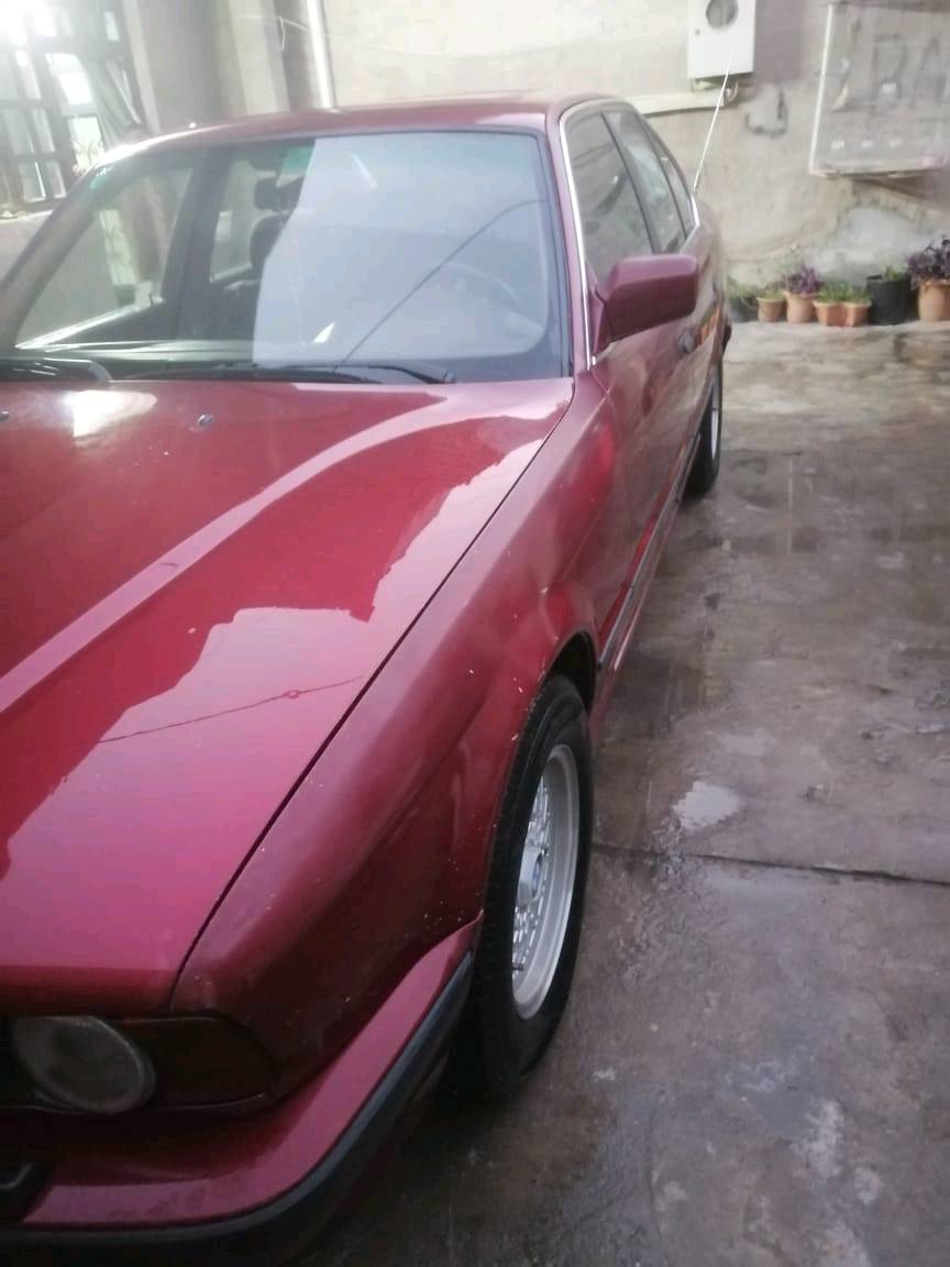 سيارة BMW
موديل ١٩٩١
بغداد شهداء البياع
هذي الـ BMW شنو الموديل بالضبط؟ 525 لو 520 لو غير شي؟ وشنو نوع المكينة والقير بيها؟: 
 525 محرك 2.٥  گير وتماتيك
الماكينة والشاص بحالة شلون؟ بيها أي حوادث، رشة، حدادة، أو تبديل قطع من الواجهة/الخلف؟: 
مامصبوغة  على صبغهة الاصلي
من ناحية المكيف والداخلية: التبريد شغال لو لا؟ وشنو حالة المقاعد، الطبلون، والعدادات؟: 
تبريد شغال فول 