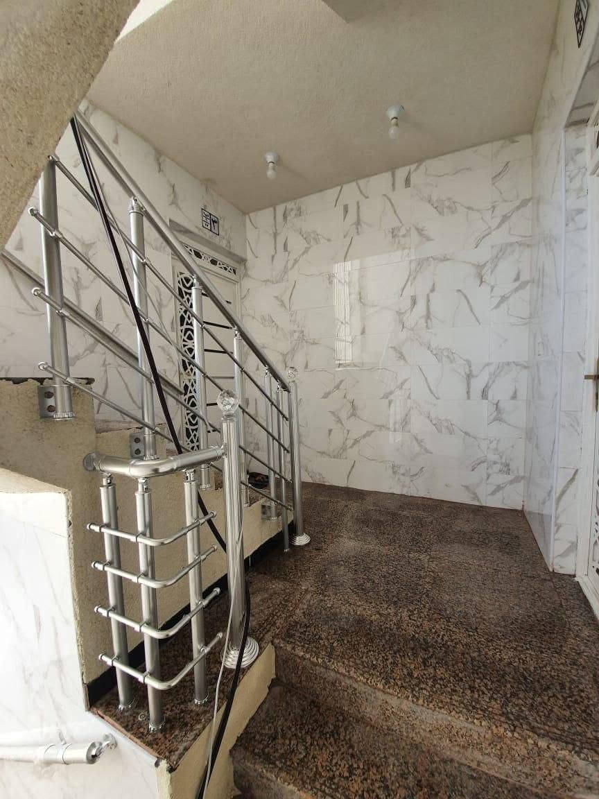 بناية تجارية استثمارية للبيع في بغداد – الصرافية
📍 الموقع: بغداد / الصرافية - موقع مميز على شارع عريض قرب مصرف الرشيد (خلف نادي الصحفيين)، وقرب موقف سيارات وجميع الخدمات.
📐 المساحات والتفاصيل:
مساحة الأرض: 210 م²
المساحة الكلية البنائية: 550 م²
عدد الطوابق: 3 طوابق
عدد الوحدات السكنية: 5 وحدات سكنية
🏗️ توزيع الوحدات السكنية:
الطابق الأرضي: بيت مكون من صالة، مطبخ، 3 غرف نوم (واحدة ماستر)، حمام للبيت، كراج، وحديقة.
الطابق الأول (شقتين):
شقة أمامية: غرفتين نوم، صالة، مطبخ أمريكي على الصالة، حمام، وبالكون.
شقة خلفية: غرفتين نوم، صالة، مطبخ منفصل، حمام، و2 مناور.
الطابق الثاني (شقتين):
شقة أمامية: غرفتين نوم، صالة، مطبخ أمريكي على الصالة، حمام، وبالكون.
شقة خلفية: غرفتين نوم، صالة، مطبخ منفصل، حمام، و2 مناور.
💵 العائد الاستثماري:
الوارد الشهري الحالي: 3,500,000 دينار عراقي (ثلاثة ملايين وخمسمائة ألف).
💰 السعر المطلوب: 990,000,000 دينار عراقي (990 مليون - كاش).
للتواصل ***********
