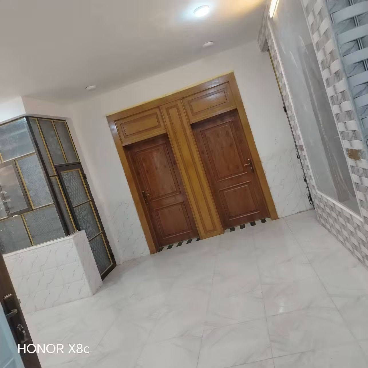بيت 170 متر على شارع 20 متر 😳
***********;;;;;;;;;;;;;;;***********

بيت مقابيل ملحق القريه ماء وكهرباء واتبليط الحد باب بيت طابو زرعي سند 25 بناء طابوك جمهوري صب كونكريت سيراميك بورسلين ثقيل 

الاستفسار خاص او واتساب على الرقم التالي

***********;;;;;;;;;;;;***********

نص مكتوب في الصور:
- HONOR X8c