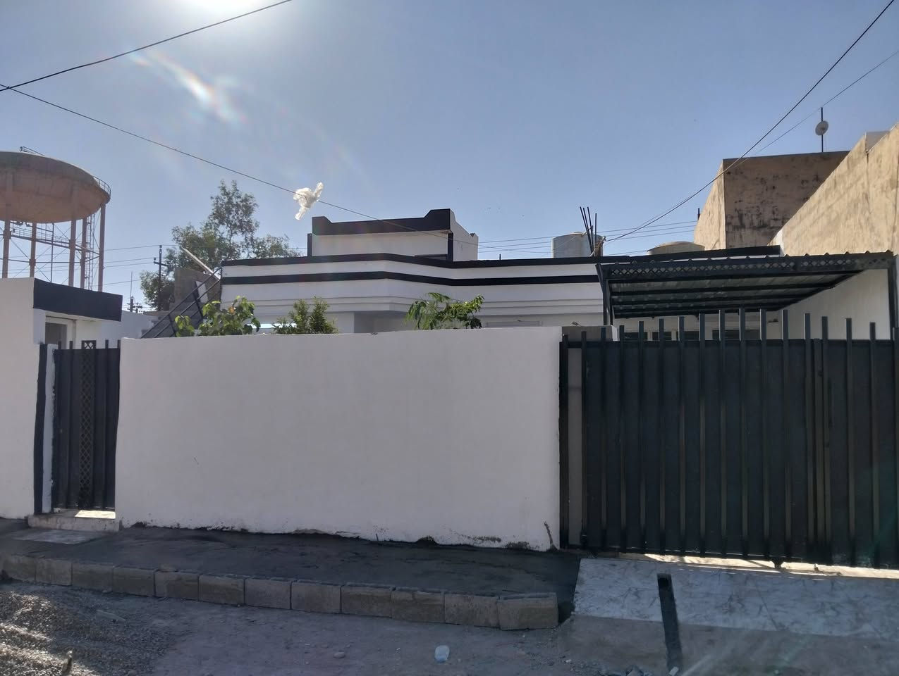 دار للبيع بناء جديد وسعر مناسب موقع كركوك فيلق قرب فلكت كاوه
وقرب صيدلية حلب موقع جدااا مناسب
مساحته 200متر ......واجهة 12متر 
نوع عقار رقم 

دار يتكون 2غرف نوم +1غرف نوم اطفال 
و هول و استقبال حمام داخلي تواليت خارجي شرقي و غربي +غرفه فوك السطح 3في4كاع كاشي و نضام تكت نوعيه 0.7 +كراج سقفيه جينكو+حديقه 5متر مربع اطرافه سياج+درج خارجي و بيت كامل مكمل كاشي جاهز للسكن

......مكلف بل نشر ....... 
للتواصل ***********
