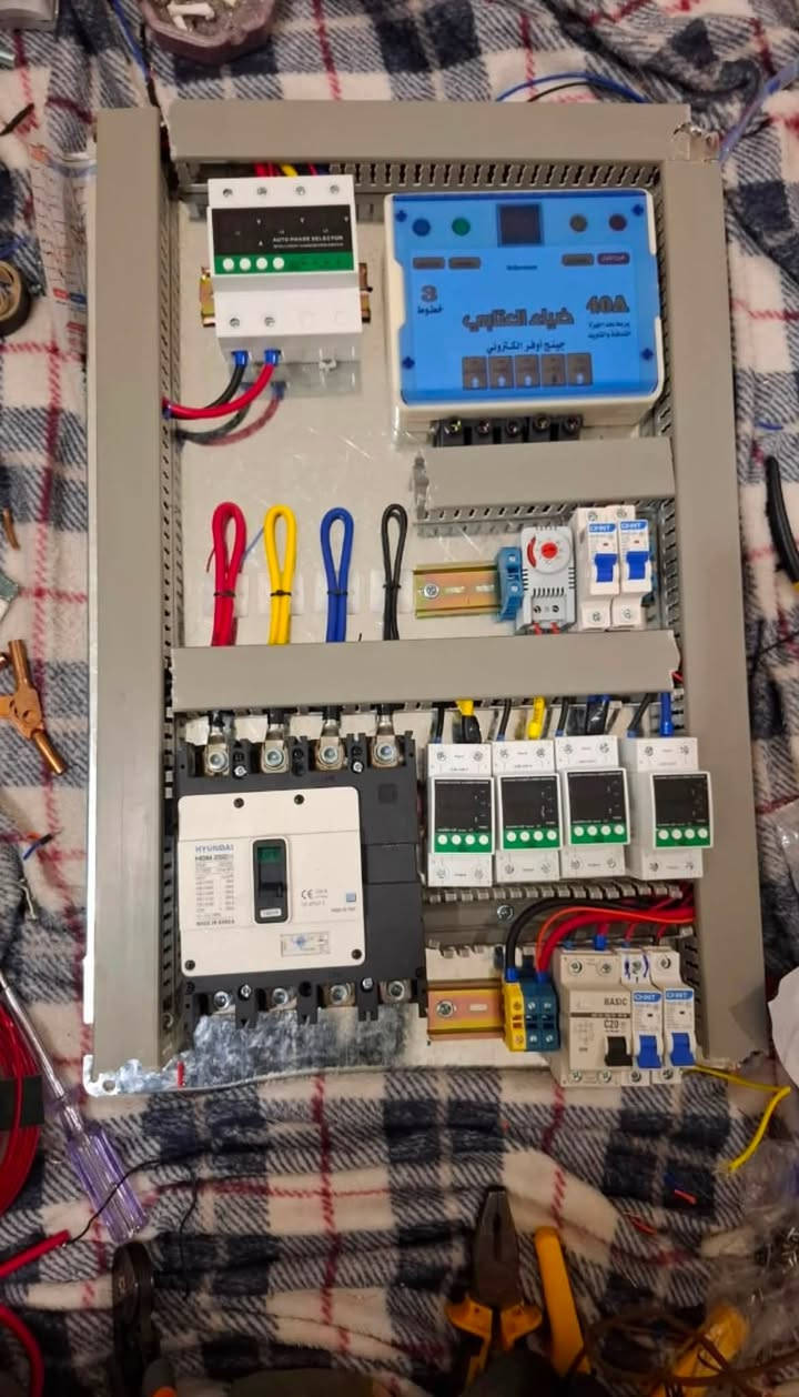 🔌 إعلان: خدمات كهربائية متكاملة 🔌
محتاج شغل مضبوط وتأسيسات تعتمد عليها وتعيش وياك عمر؟
يعلن [ أبو ليان ] عن تقديم كافة الخدمات الكهربائية بأيادي ماهرة!
نوفر لكم كادر هندسي وفني متخصص، بالإضافة إلى عمال كهرباء أصحاب خبرة طويلة وكفاءة عالية لتنفيذ كافة المشاريع والأعمال الكهربائية.
شنو خدماتنا؟
💡 تأسيسات كهربائية حديثة للمنازل، العمارات، والمحلات التجارية.
💡 صيانة عامة وتصليح كافة الأعطال الكهربائية المستعصية.
💡 نصب وتأسيس بوردات السيطرة (السنكل والثري فيز).
💡 إنارة ديكورية، ثريات، وتأسيسات الأنظمة الذكية (Smart Home).
ليش تختار كادرنا؟
✔️ دقة وأمان عالي بالشغل، لأن الكهرباء ما بيها مجال للغلط.
✔️ التزام تام بالمواعيد وسرعة بالإنجاز.
✔️ أسعار تناسب الجميع ومواد خاضعة لفحص الجودة.
لا تتردد، خلي كهرباء بيتك أو مشروعك بأيد أمينة ومحترفة!
📞 للحجز والاستفسار، اتصل بينا على:
[رقم الهاتف الأول***********]
[رقم الهاتف الثاني***********]
✉️ أو راسلنا على رسائل الصفحة (***********) واحنا نجاوبك فوراً.
