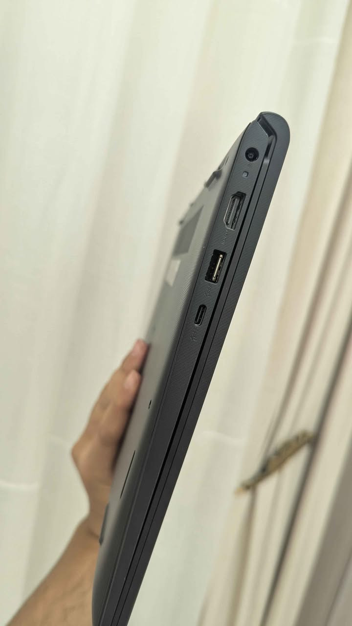 السلام عليكم،
معروض للبيع لابتوب Dell Vostro 15 3530 بحالة الوكالة (Open Box / شبه جديد زيرو)، الجهاز غير مستهلك ومفحوص بالكامل عتاداً وبطارية.

المواصفات الفنية:
• المعالج: Intel Core i5-1334U (الجيل 13 الحديث - 10 أنوية و 12 مساراً) أداء قوي جداً وسريع.
• الذاكرة (RAM): 8GB DDR4 (مع منفذ إضافي شاغر للترقية بسهولة إلى 16GB أو 32GB).
• التخزين: 512GB NVMe SSD فائق السرعة من شركة Western Digital.
• الشاشة: 15.6 بوصة بدقة Full HD وتدعم تردد 120Hz لسلاسة ممتازة في التصفح والعمل.
• المنافذ: منفذ شبكة LAN (RJ-45) + منفذ Type-C + منفذ HDMI + منافذ USB + قارئ كروت SD.

نتائج الفحص الفني (جاهز لأي فحص من قبل المشتري):
• صحة البطارية: 100% بكامل سعتها المصنعية (مسجلة 3 دورات شحن فقط).
• صحة الهارد: 100% سليم وخالٍ من أي باد سيكتور (نسبة التآكل 0% Wear).
• النظافة: الجهاز بحالة الجديد تماماً وخالٍ من الخدوش أو العيوب.

الملحقات:
• لا يوجد ( بدون كارتون، بدون شاحن)

السعر: [500,000 دينار عراقي] (قابل لتفاوض بسيط للجادين).
المكان: بغداد - الدورة.
حق المشتري فحص الجهاز بالكامل 
للتواصل والاستفسار: خاص أو واتساب ***********. بغداد, العراق
