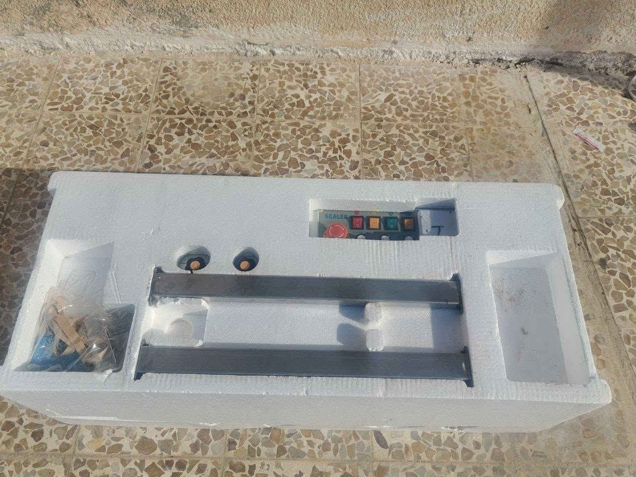 سلام عليكم
للبيع جهازين كبس أكياس حراري مستمر Renas FRD-1000C

جهاز احترافي مخصص لكبس وإغلاق الأكياس بسرعة ودقة، مناسب للمحلات، المشاريع المنزلية، الورش، والمعامل.

المواصفات:
الموديل: FRD-1000C
القدرة: 770 واط
الكهرباء: 220V / 50Hz
سرعة الكبس: من 0 إلى 12 متر/دقيقة (قابلة للتعديل)
درجة الحرارة: قابلة للضبط حسب نوع وسماكة الكيس.

تشغيل مستمر لإنتاج كميات كبيرة دون توقف.

يكبس أنواعًا كثيرة من الأكياس، منها:

أكياس النايلون (PE).
أكياس البولي بروبلين (PP).
أكياس CPP.
أكياس التغليف الشفافة.
الأكياس المعدنية (ألمنيوم فويل).
أكياس المايلر (Mylar).
الأكياس الورقية المبطنة بطبقة بلاستيكية أو ألمنيوم.
أكياس حفظ القهوة والشاي والبهارات.
أكياس المكسرات والحلويات.
أكياس الرز والسكر والبقوليات.
أكياس الأعشاب والعطارة.
أكياس مستحضرات التجميل وبعض المنتجات الطبية.

المميزات: ✅ كبس قوي ومحكم يمنع دخول الهواء والرطوبة. ✅ سرعة وحرارة قابلتان للتعديل. ✅ مناسب للعمل لساعات طويلة. ✅ استهلاك كهرباء اقتصادي. ✅ صيانة سهلة وتتوفر له قطع غيار.

📍 الحالة: جديد غير مستعمل مخزون وبحالة جيدة وجاهز للعمل. 
💰 السعر: قابل للتفاوض بالمعقول. 📩 للتواصل والاستفسار على الخاص
 أو الاتصال على الرقم :***********
